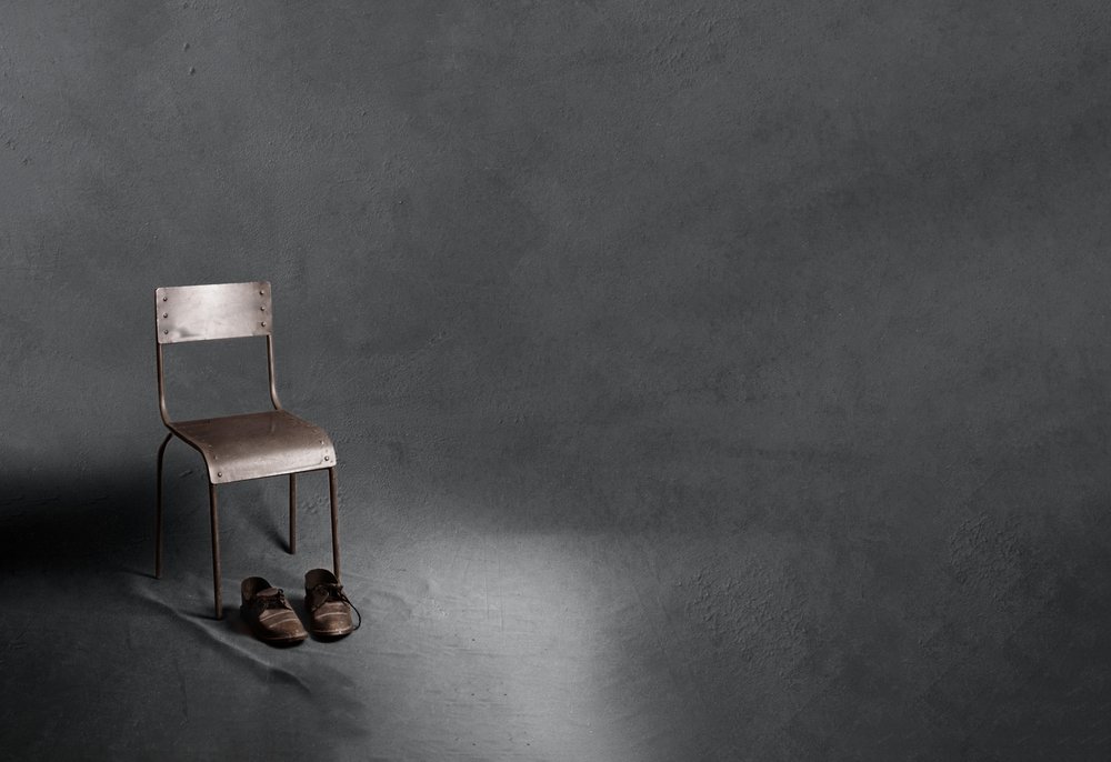 Chaise isolée et vieilles chaussures - chenyi wang