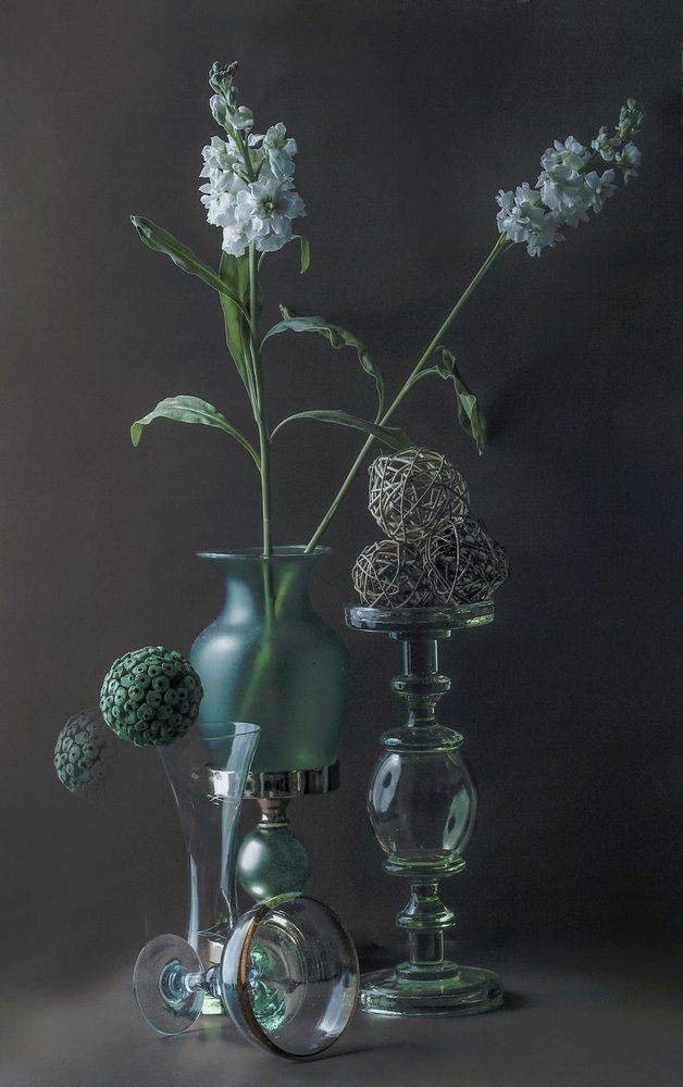Nature morte élégante en verre vert - jlloydphoto