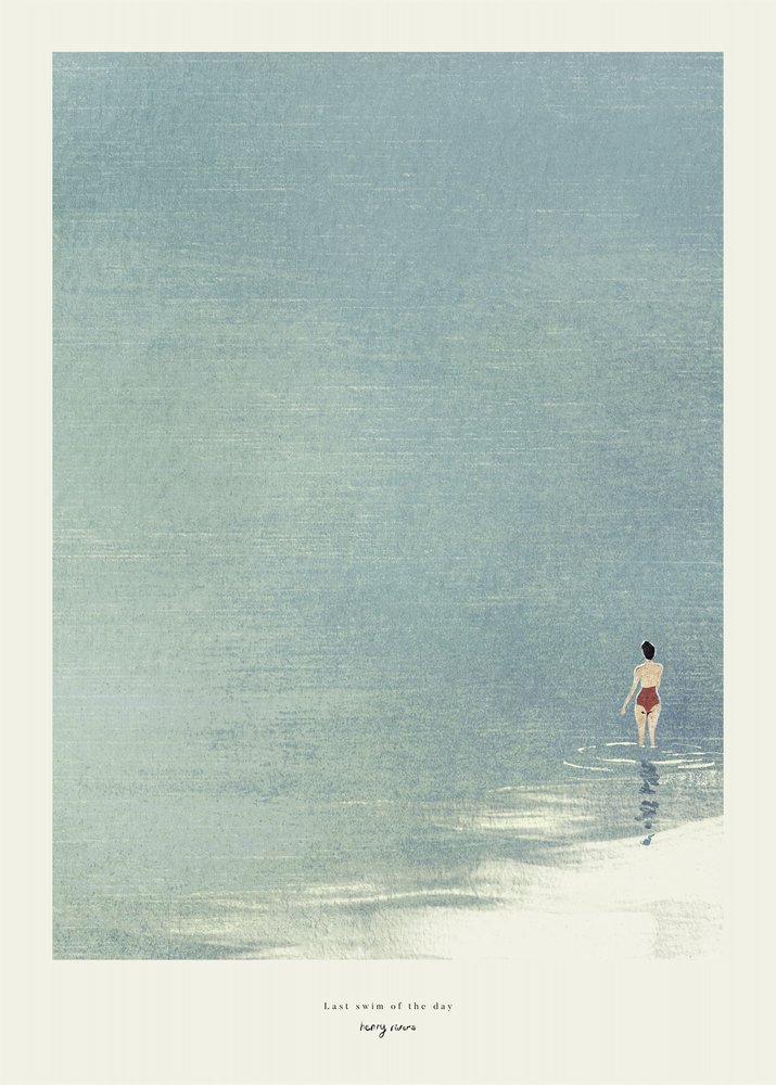 Femme dans une eau tranquille - longwayhome