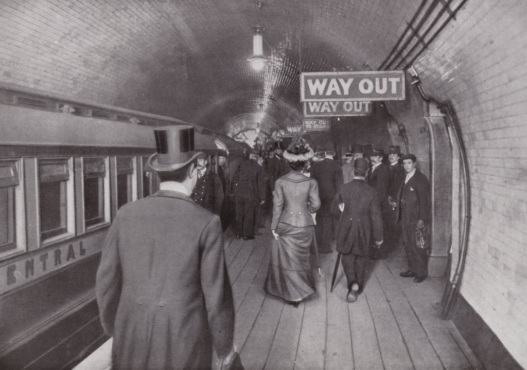 À la gare Bank du Central London Railway, sortie