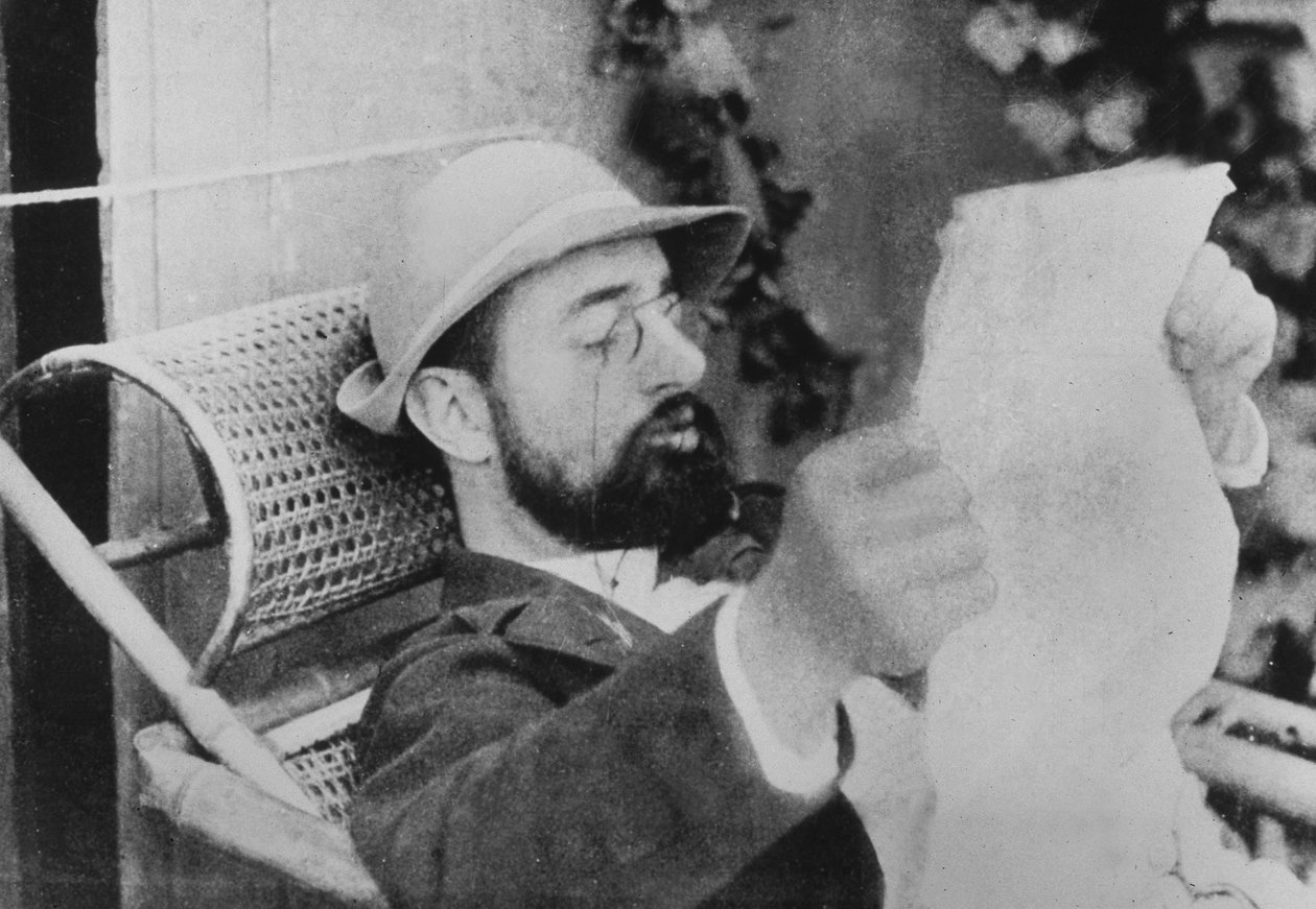 Henri de Toulouse-Lautrec lisant un journal, photo par Alfred Natanson, c. 1895 - Unknown