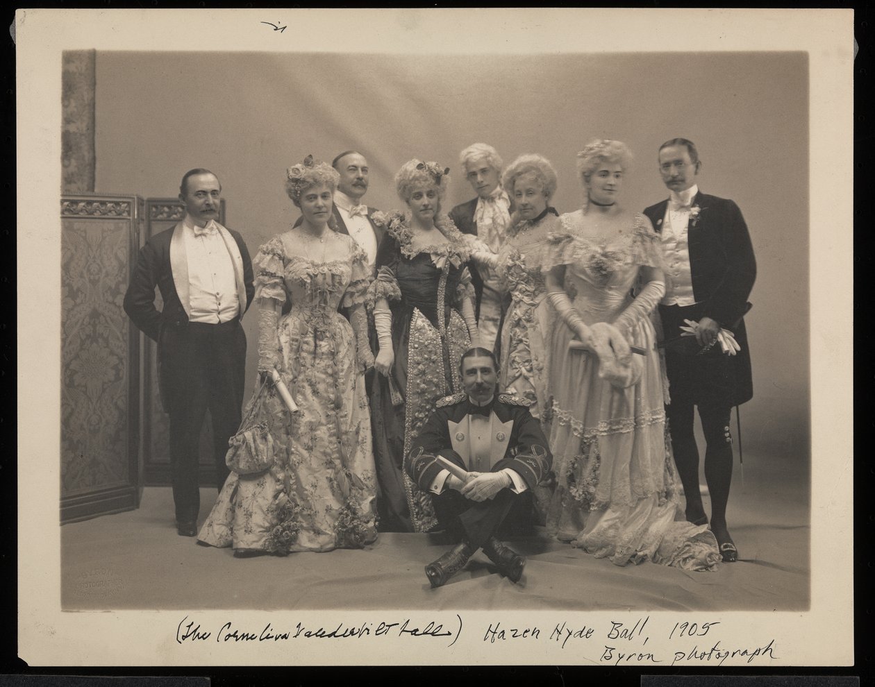 Portrait de cinq hommes (dont Coleman Drayton, August Belmont et Frank Hoppin assis par terre) et quatre femmes (dont Mme Stuyvesant Fish) au bal de James Hazen Hyde, New York, 31 janvier - Byron Company