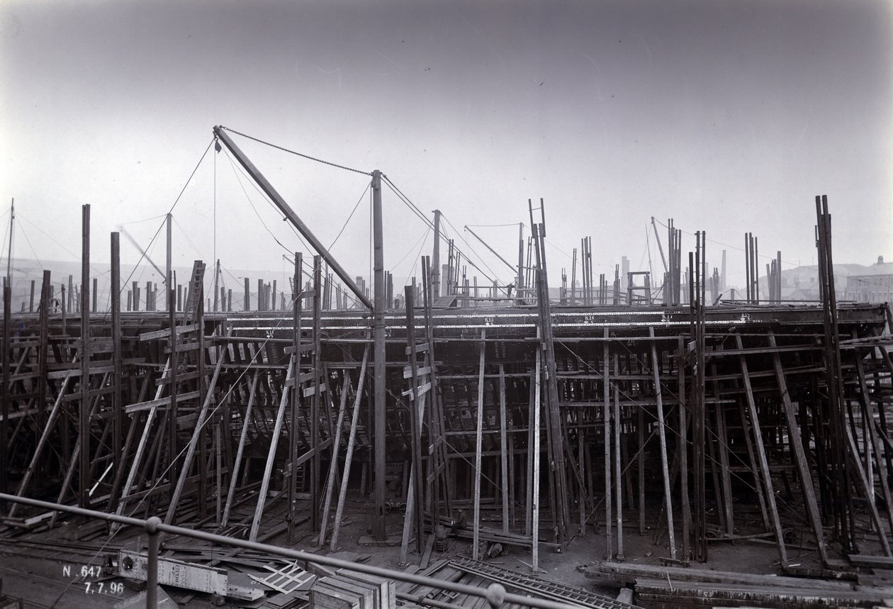 Le ferry brise-glace SS Baikal en construction par Sir W.G. Armstrong Mitchell and Co. Ltd., au chantier naval de Low Walker, Newcastle upon Tyne en 1896, Yard No. 647 - English Photographer