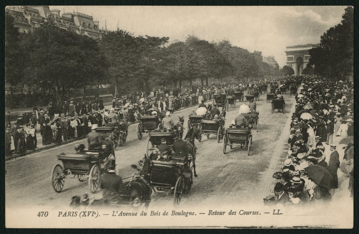 Carte postale représentant le retour des courses, Avenue du Bois de Boulogne, Paris, vers 1900 - French Photographer