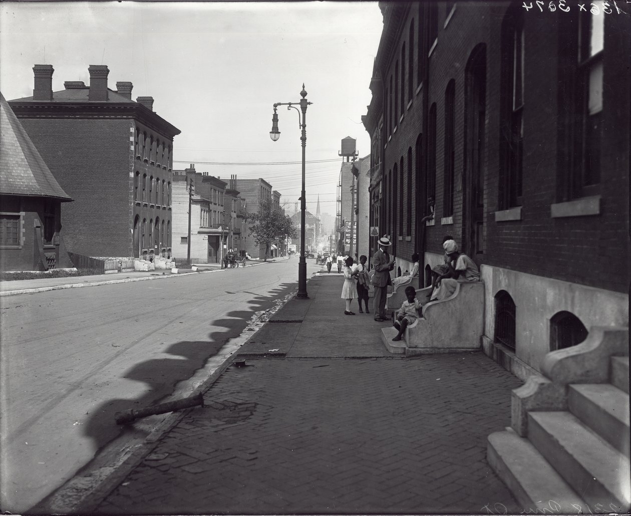 Famille afro-américaine sur le perron devant le 2318 Pine Street - Unknown