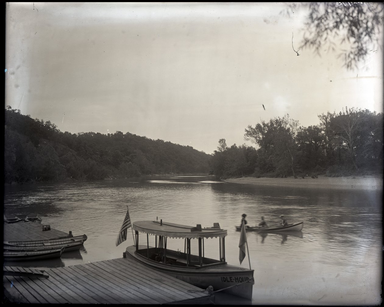 Bateaux de plaisance sur une rivière - Unknown
