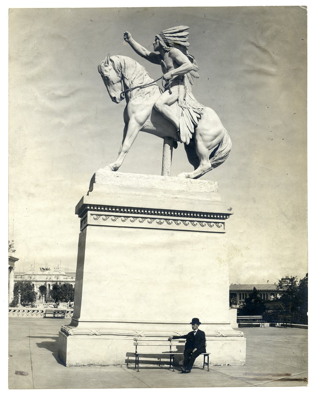 Photographie verticale sépia montrant une statue d