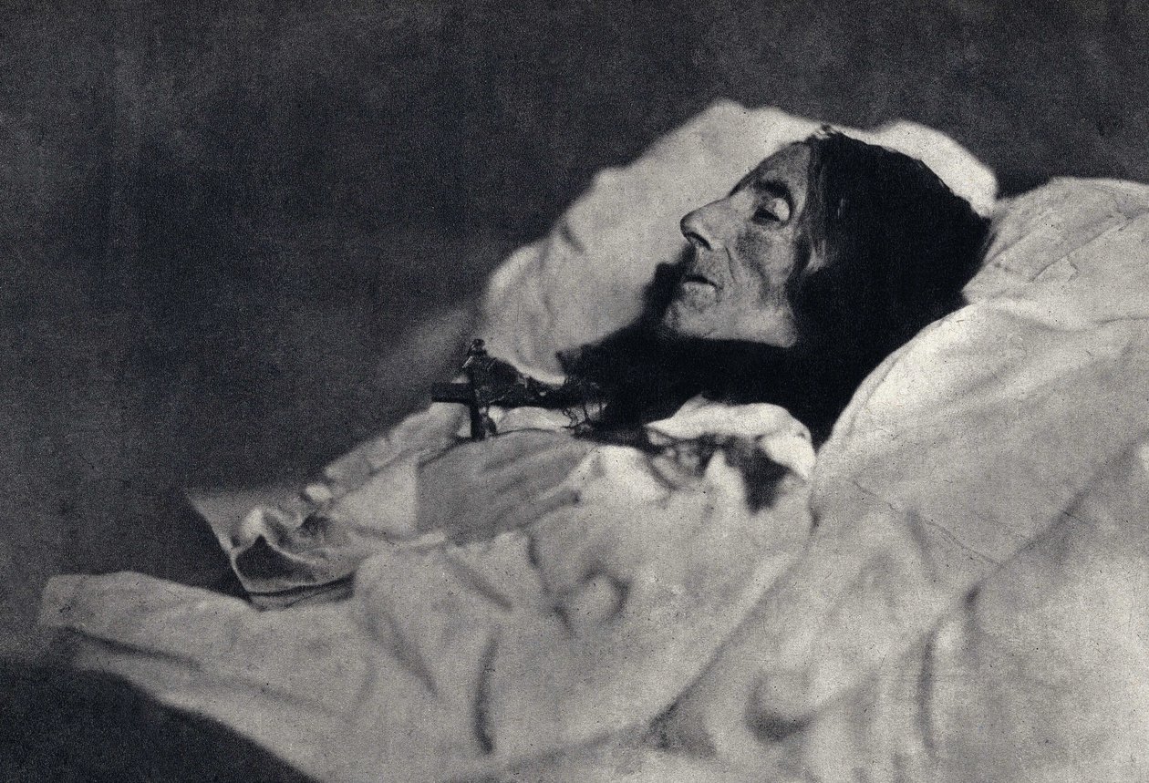 Portrait de la poétesse Marceline Desbordes-Valmore (1786-1859) sur son lit de mort. Photographie par Félix Tournachon dit Nadar (1820-1910) en 1859. Impression par Victor Tournachon, père de Nadar, fin du 19e siècle - Nadar