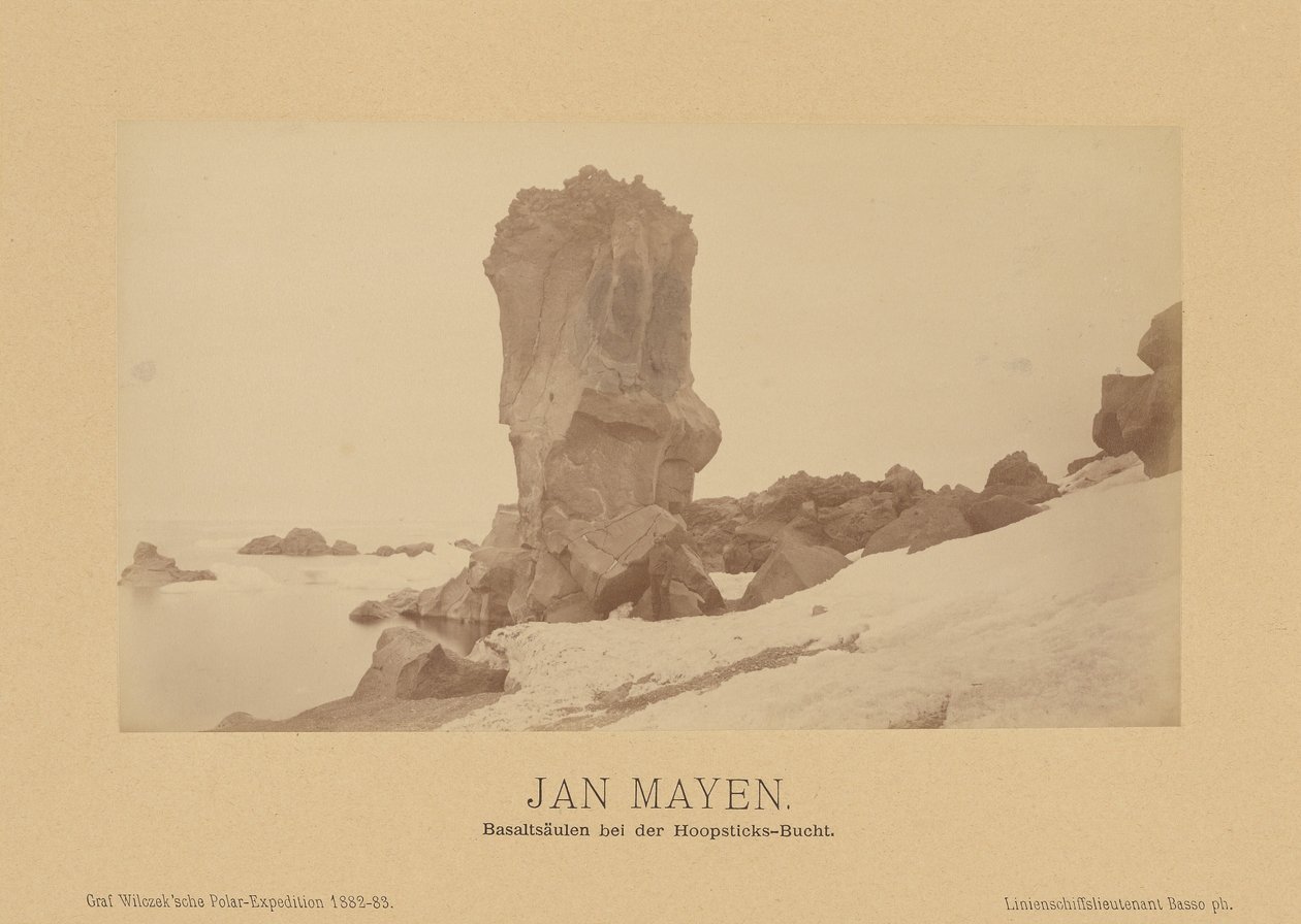 Jan Mayen, colonnes de basalte près de la baie de Hoopsticks - (Linienschiffs Lieutenant) Richard Basso