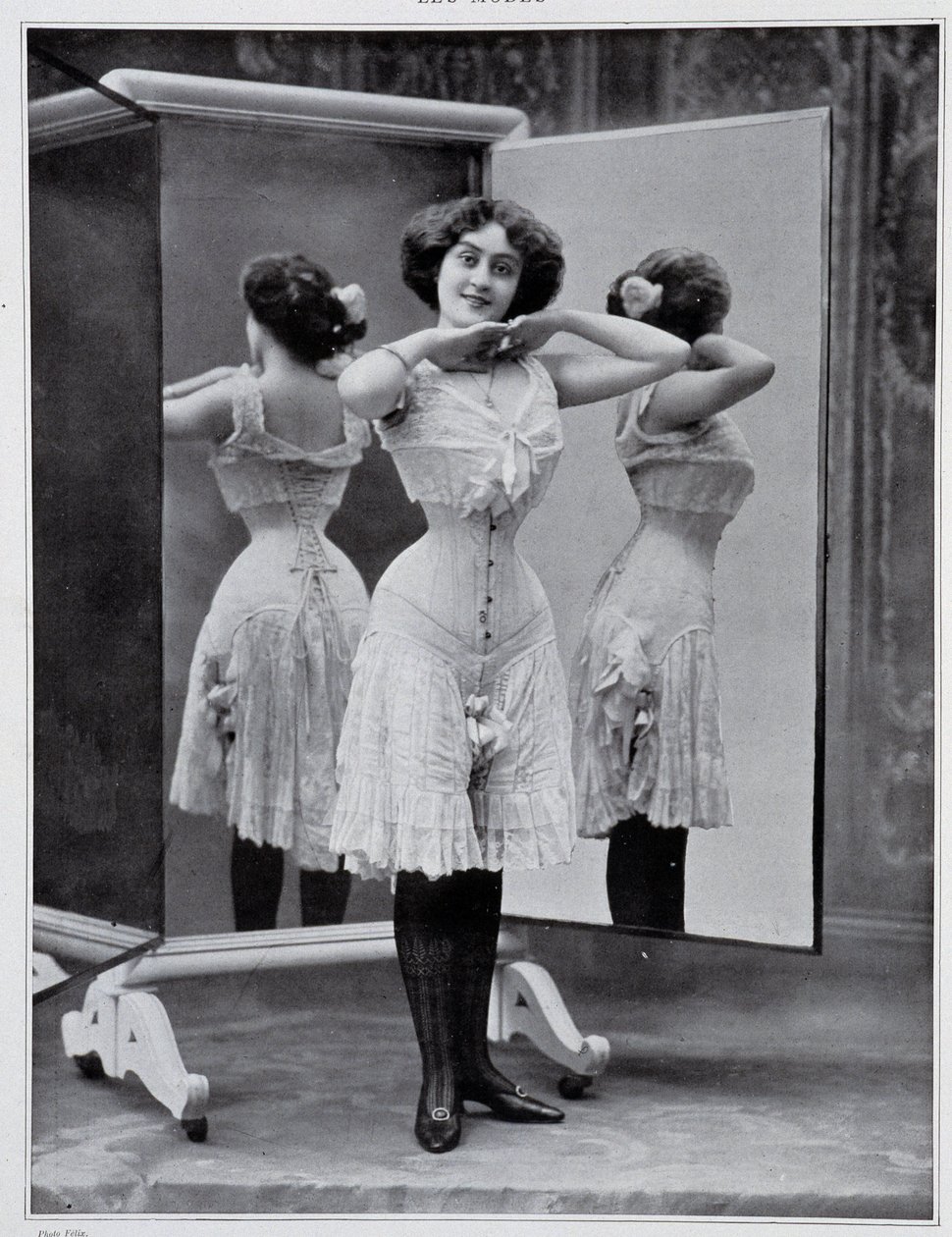 Mannequin présentant le corset Thylda, photo Félix - dans Les Modes, déc. 1907. - (after) Felix Studio