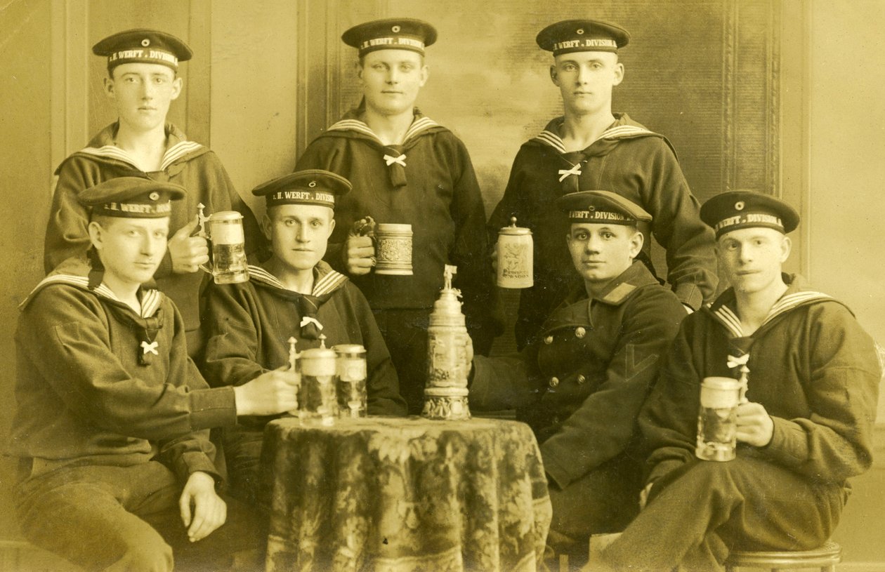 Marins de la marine impériale allemande de la Première Guerre mondiale buvant de la bière, c.1914 - Unknown