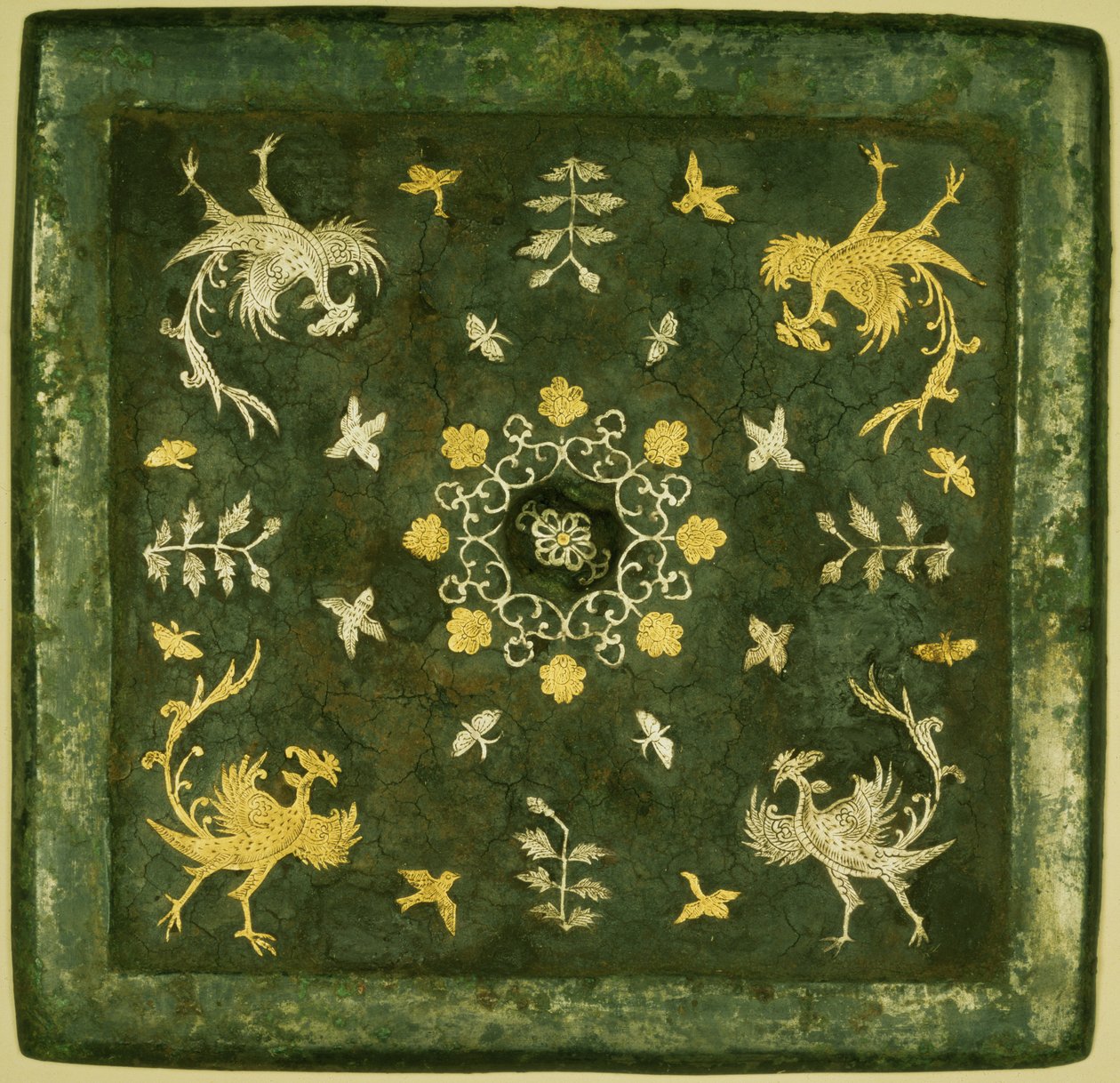Miroir, bronze avec dos laqué, décoré en or et argent avec des volutes, dynastie Tang (618-906) - Unknown