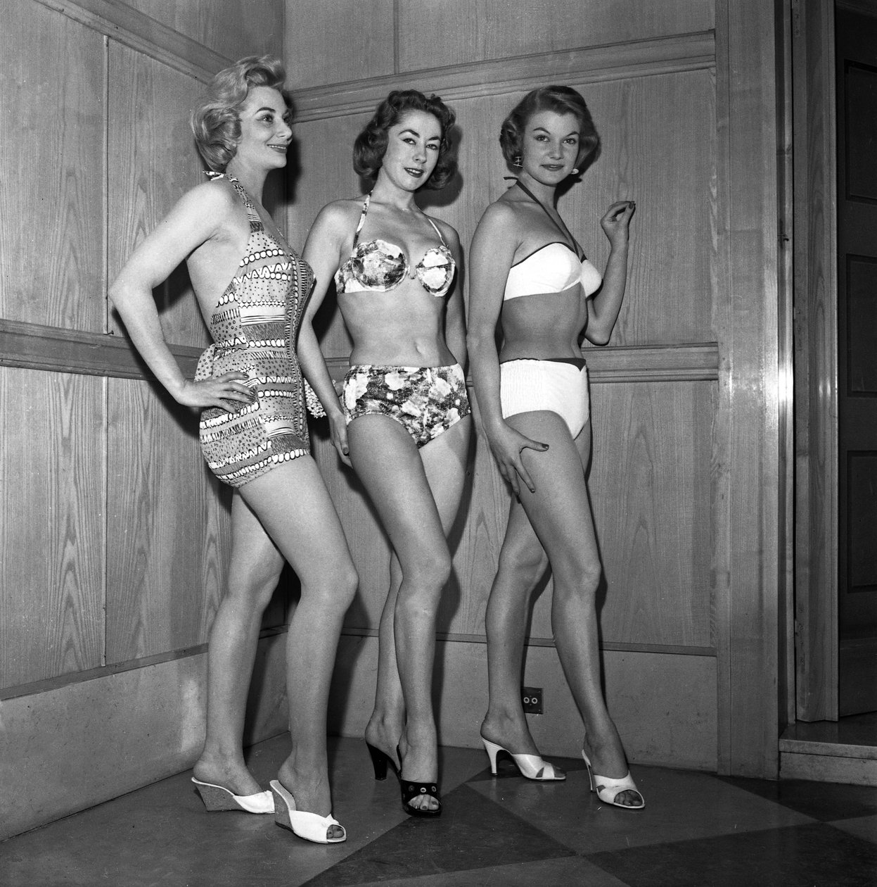 Présentation de maillots de bain et de tenues de plage à Paris par L. Libron, 1957 - Unknown