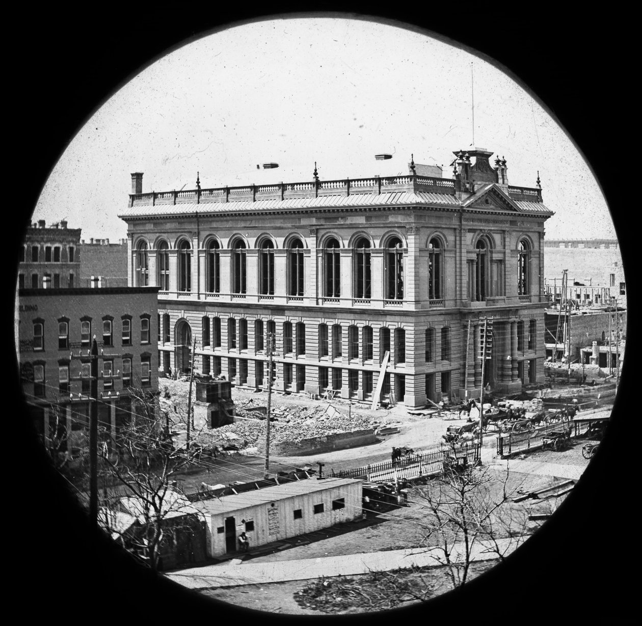 La Chambre de Commerce en reconstruction après le grand incendie de Chicago, vers 1872 - American Photographer