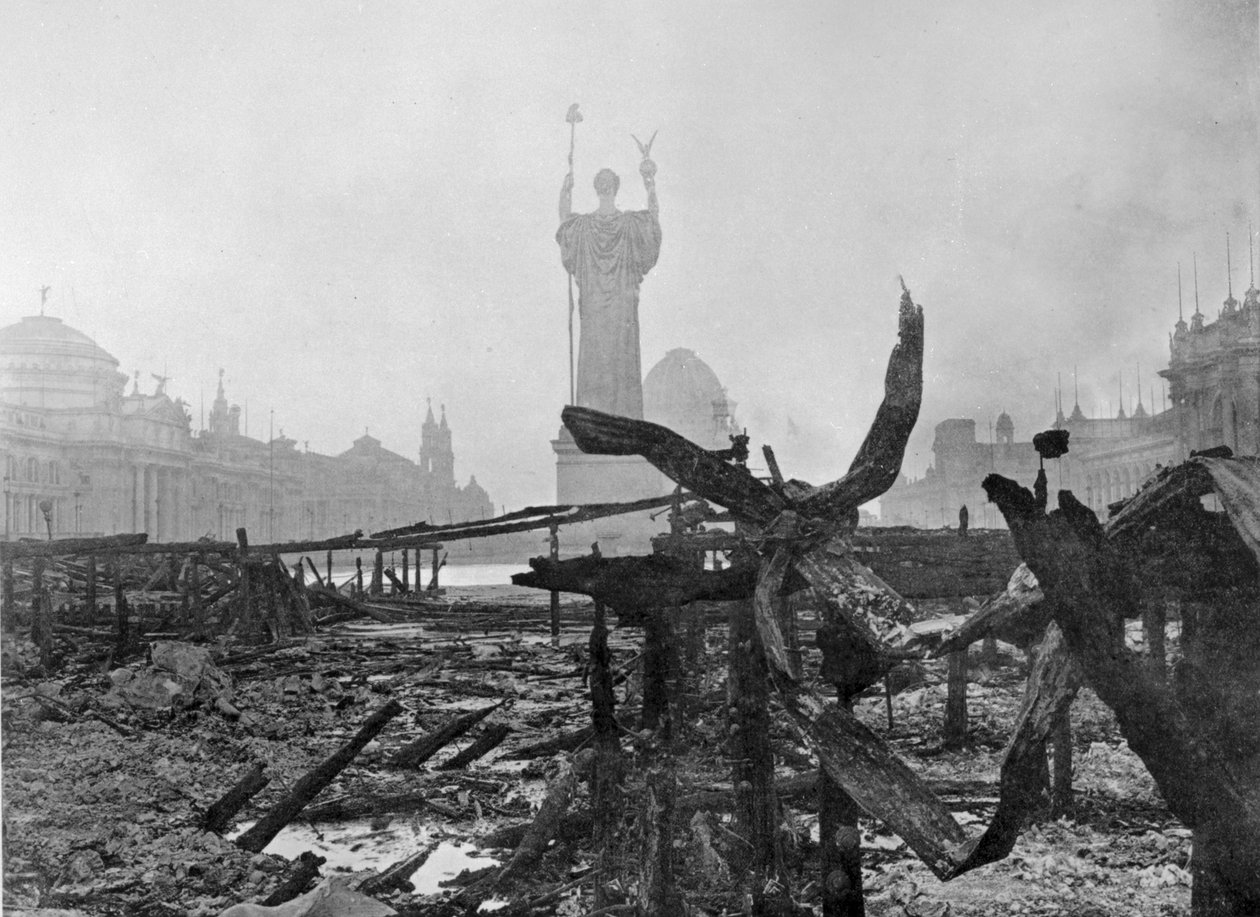 Vue de la statue de la République parmi les ruines de la Cour d