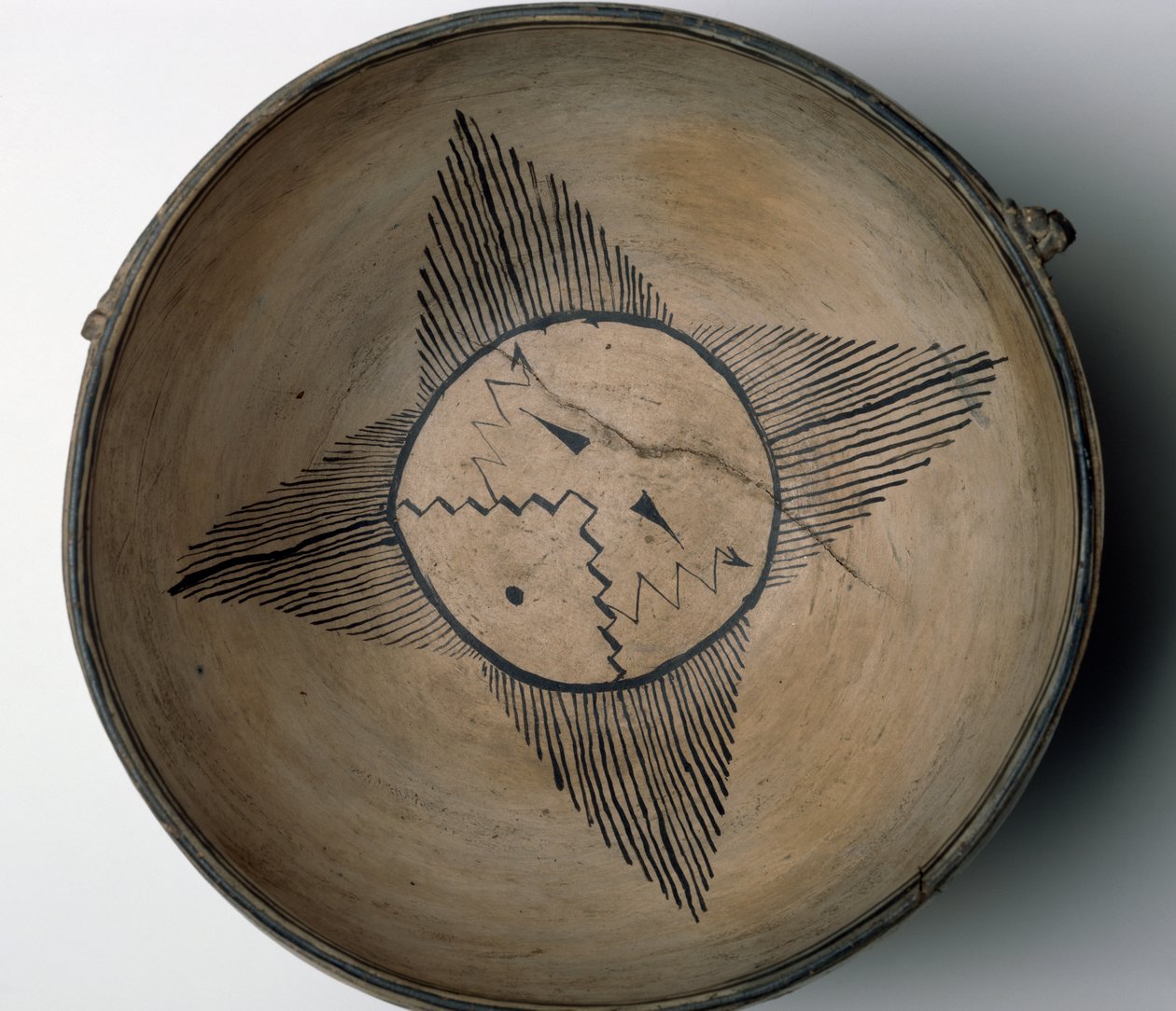 Bol rituel Cochiti Pueblo avec soleil, oiseaux, nuages, éclairs et pluie - American School