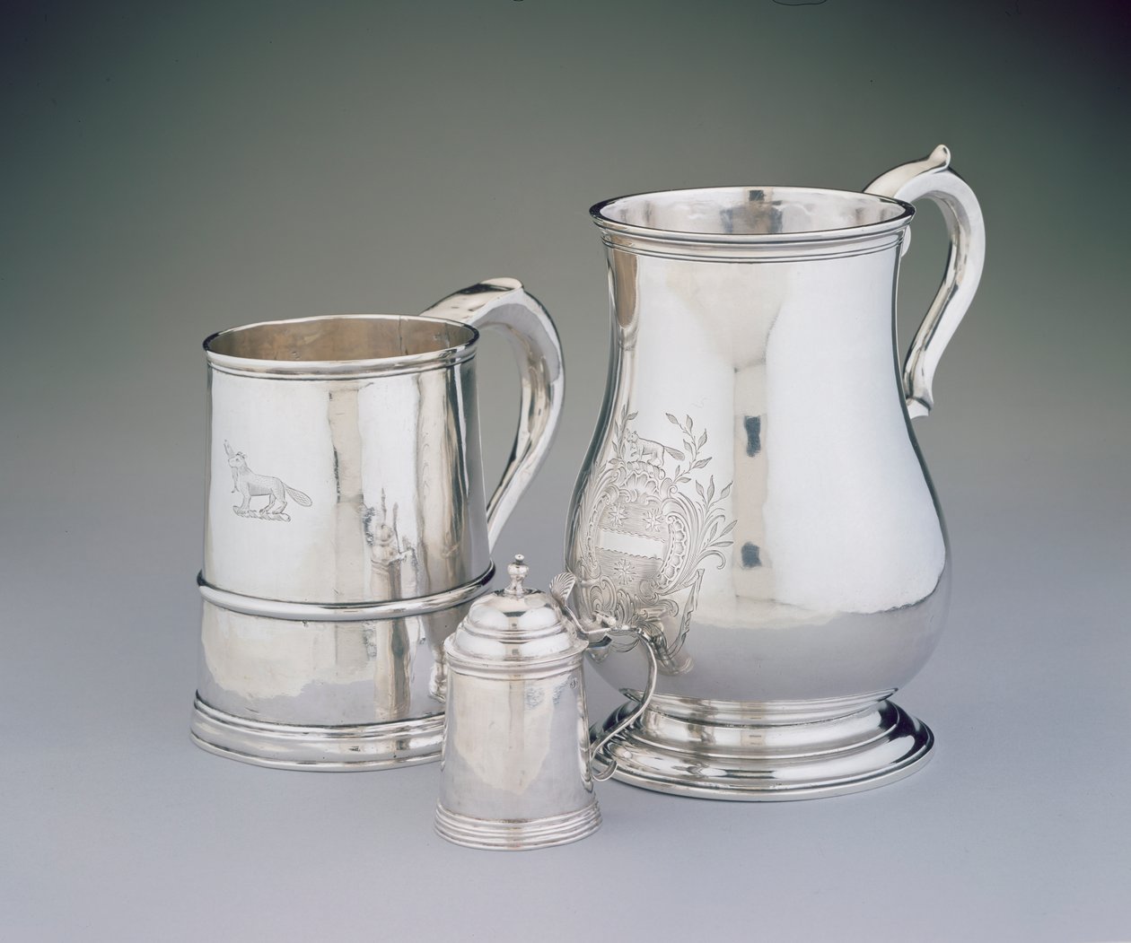 De gauche à droite : Tasse, 1725-35 par John Burt (1692-174546) miniature chope, vers 1757 par Samuel Edwards (1705-62) et chope, vers 1760 par Benjamin Burt (1729-1805) de Boston, Massachusetts - American School