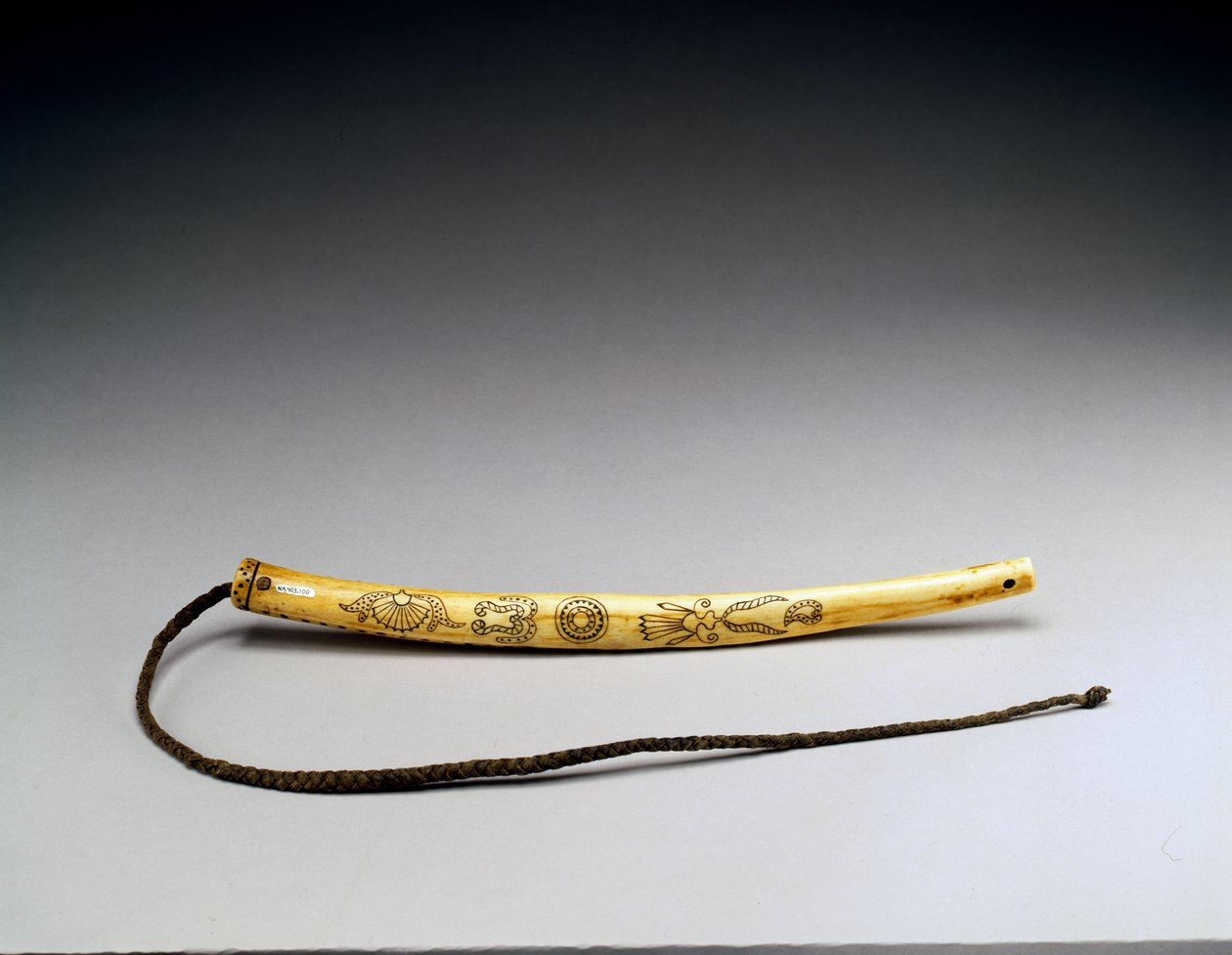 Quirt, bois de wapiti gravé, Nation Crow, vers 1840 - American School