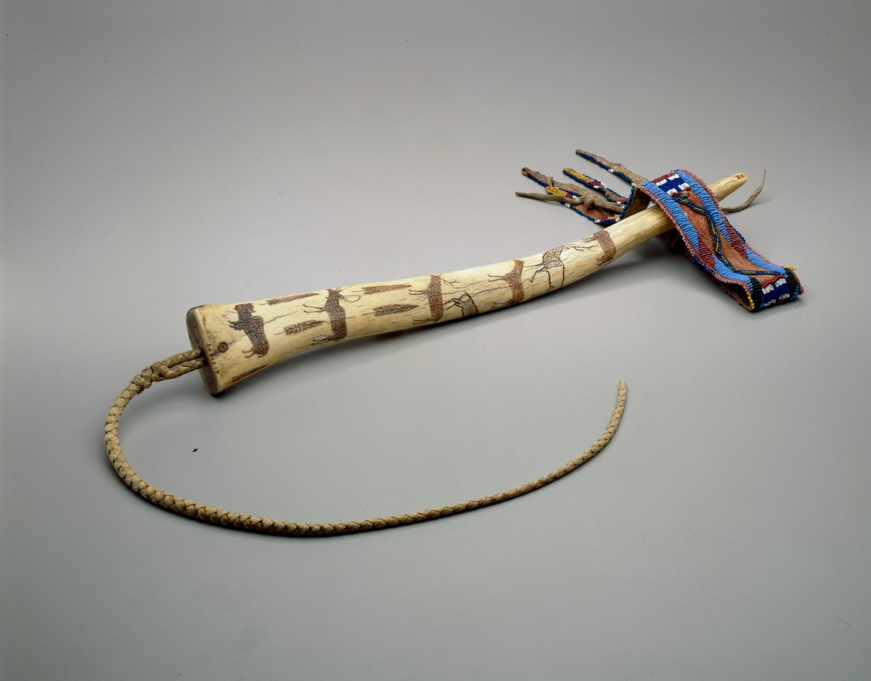 Quirt, bois de wapiti gravé, Nation Osage, vers 1875 - American School