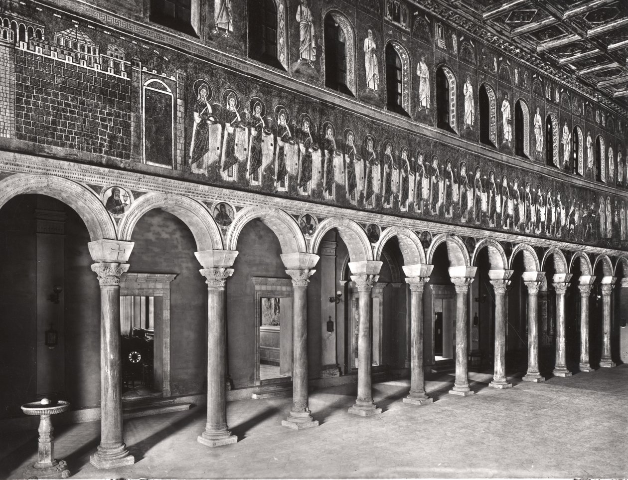 Vue intérieure de la nef avec mosaïques représentant la procession des vierges martyres - Byzantine School