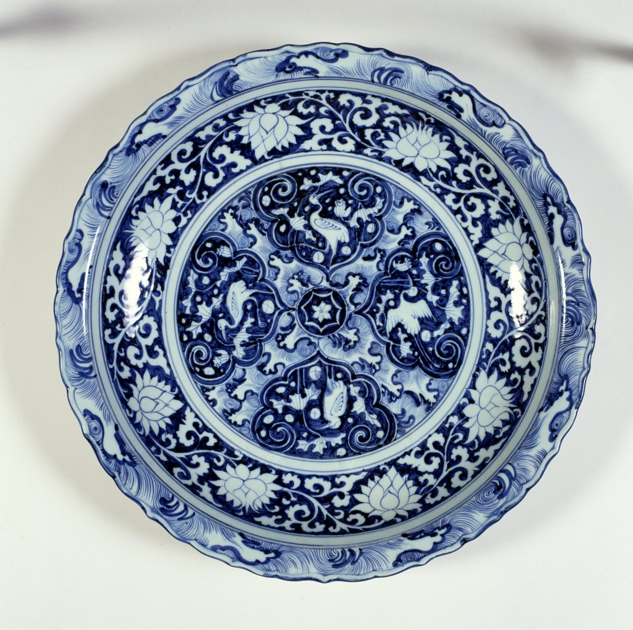 Plat avec décoration bleue et blanche, 1325-55 - Chinese School