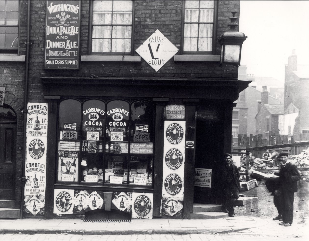 Affiches publicitaires sur un magasin de North Street, Leeds, vers 1895-1900 - English Photographer
