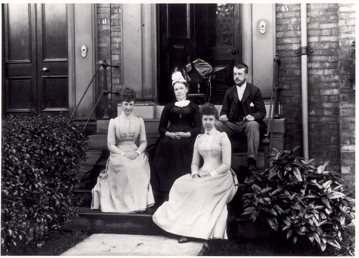 Groupe familial sur les marches du 43 Reginald Terrace, Leeds, vers 1889 - English Photographer