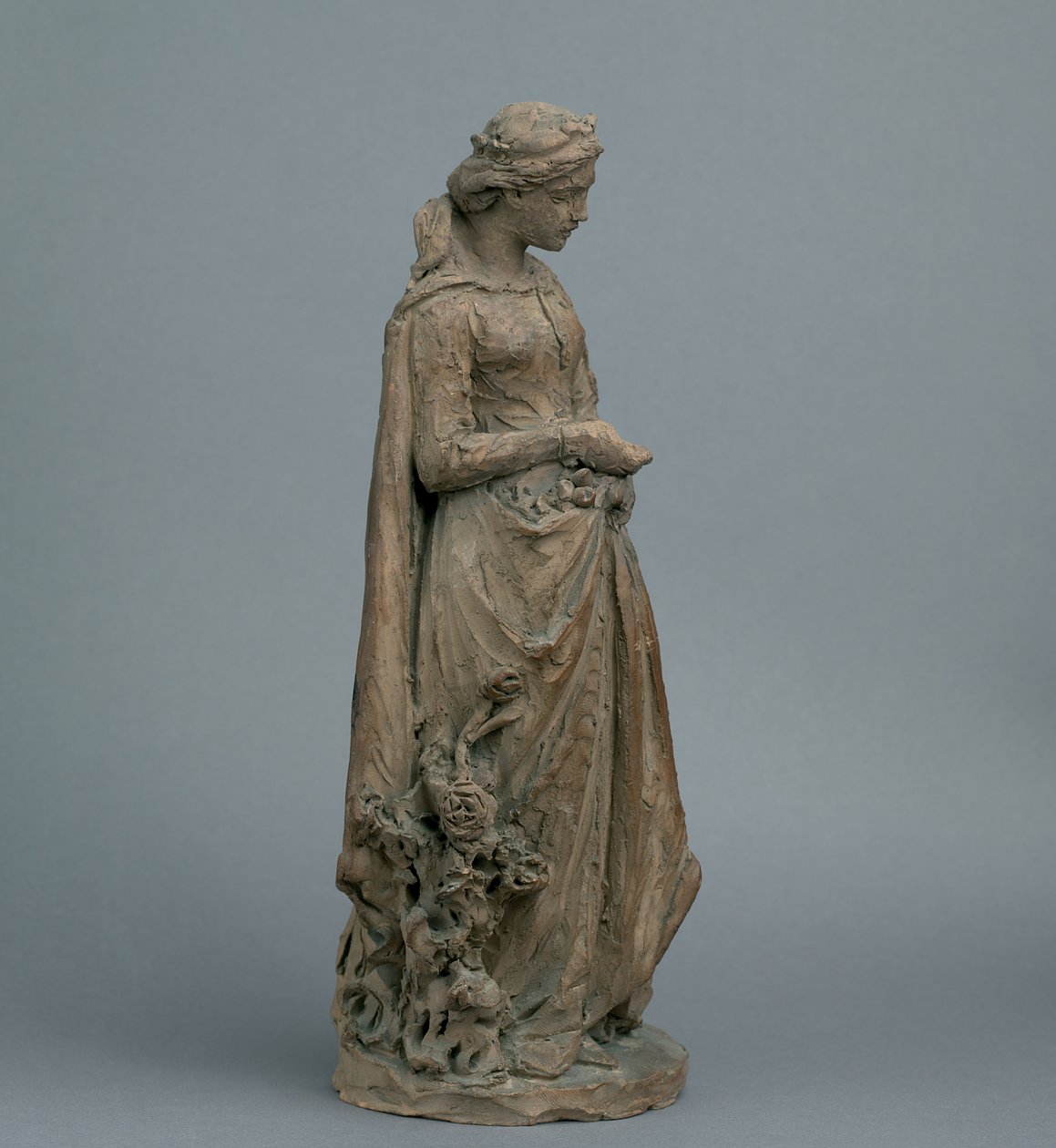Fille en robe médiévale, cueillant des roses, vers 1870 - English School