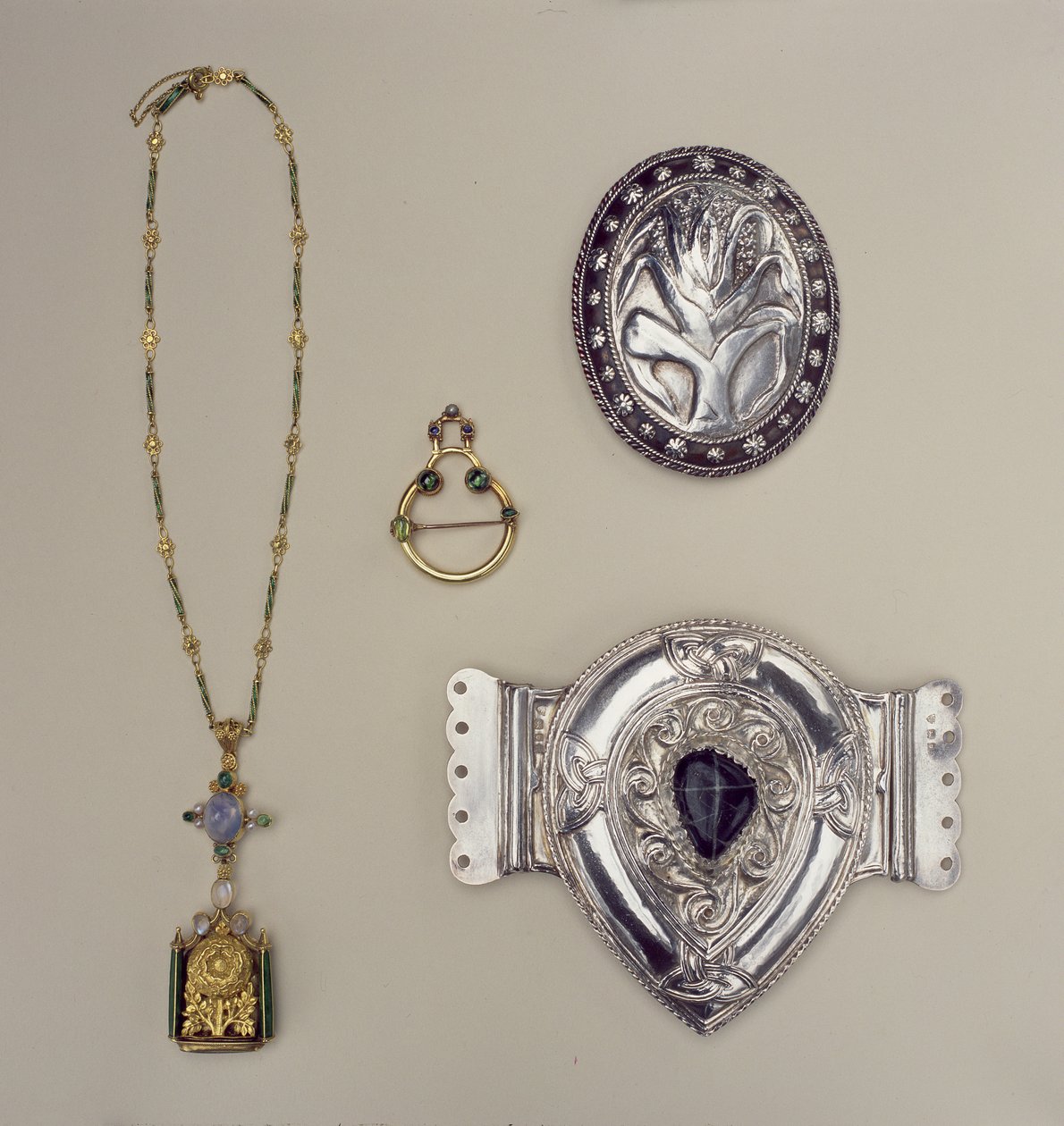 Bijoux par Henry Wilson, John Paul Cooper et Edward Spencer - English School