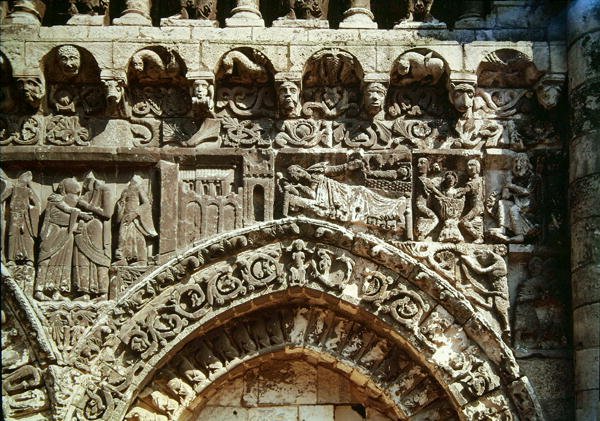 Détail de la façade ouest représentant la Visitation, la Nativité et le Bain de Jésus - French School