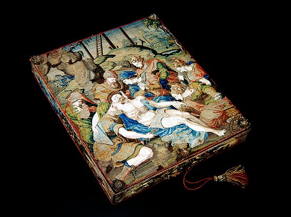 Coffret brodé montrant la Déposition de la Croix - French School