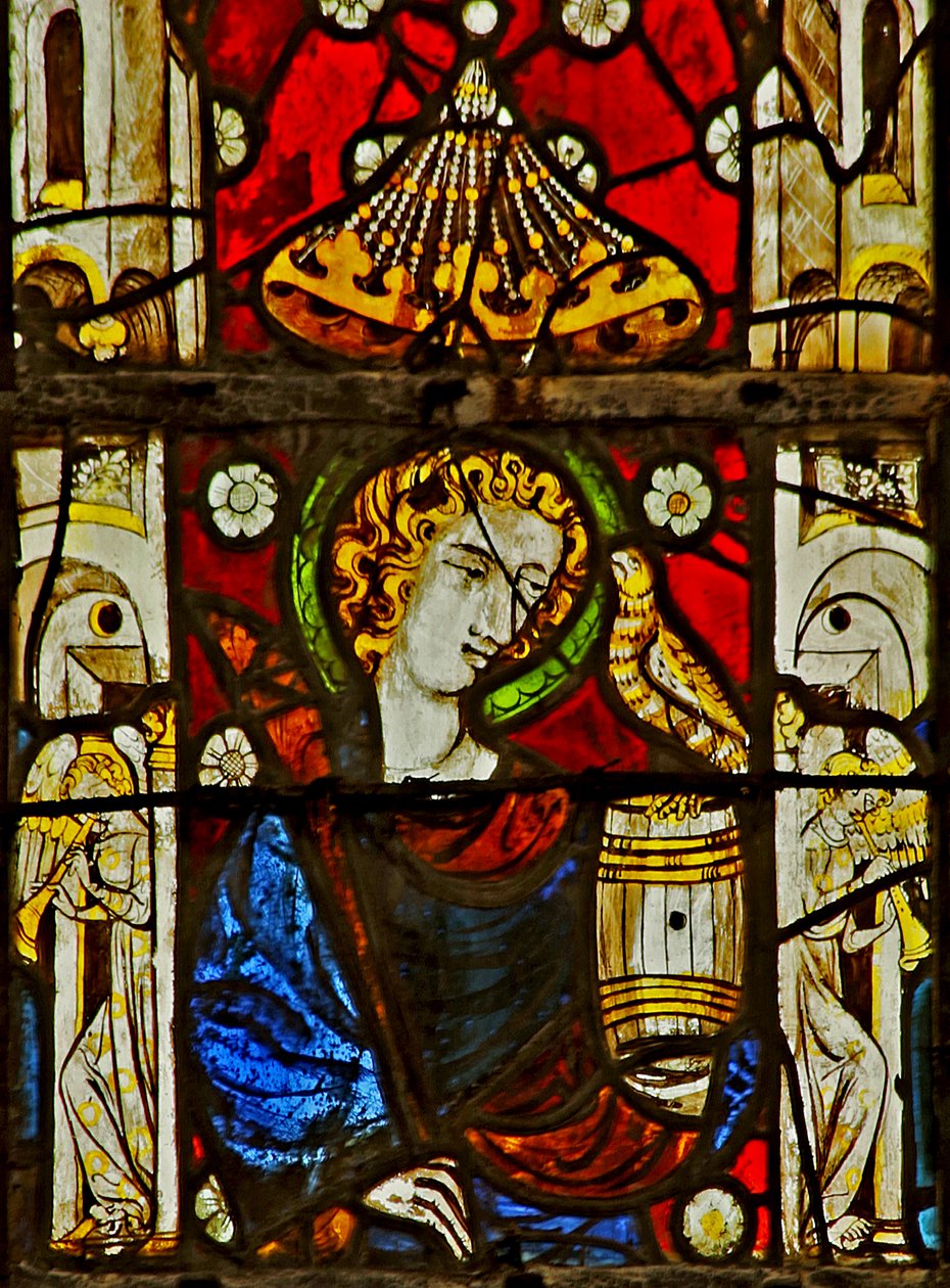 Vitrail représentant Saint (probablement Jean) et des anges musiciens dans les écoinçons - French School