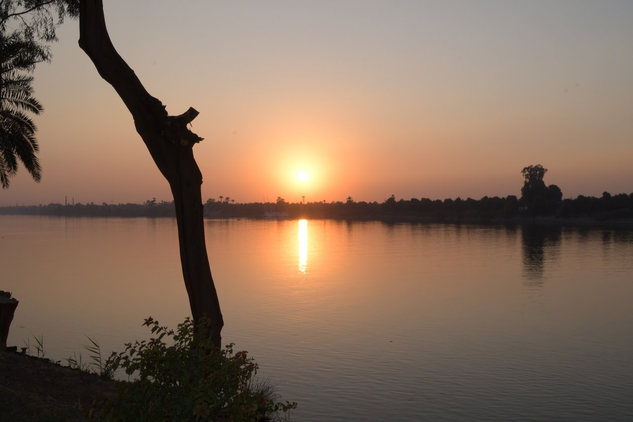 Reflets dorés du coucher de soleil sur une rivière paisible - Albert Mansour