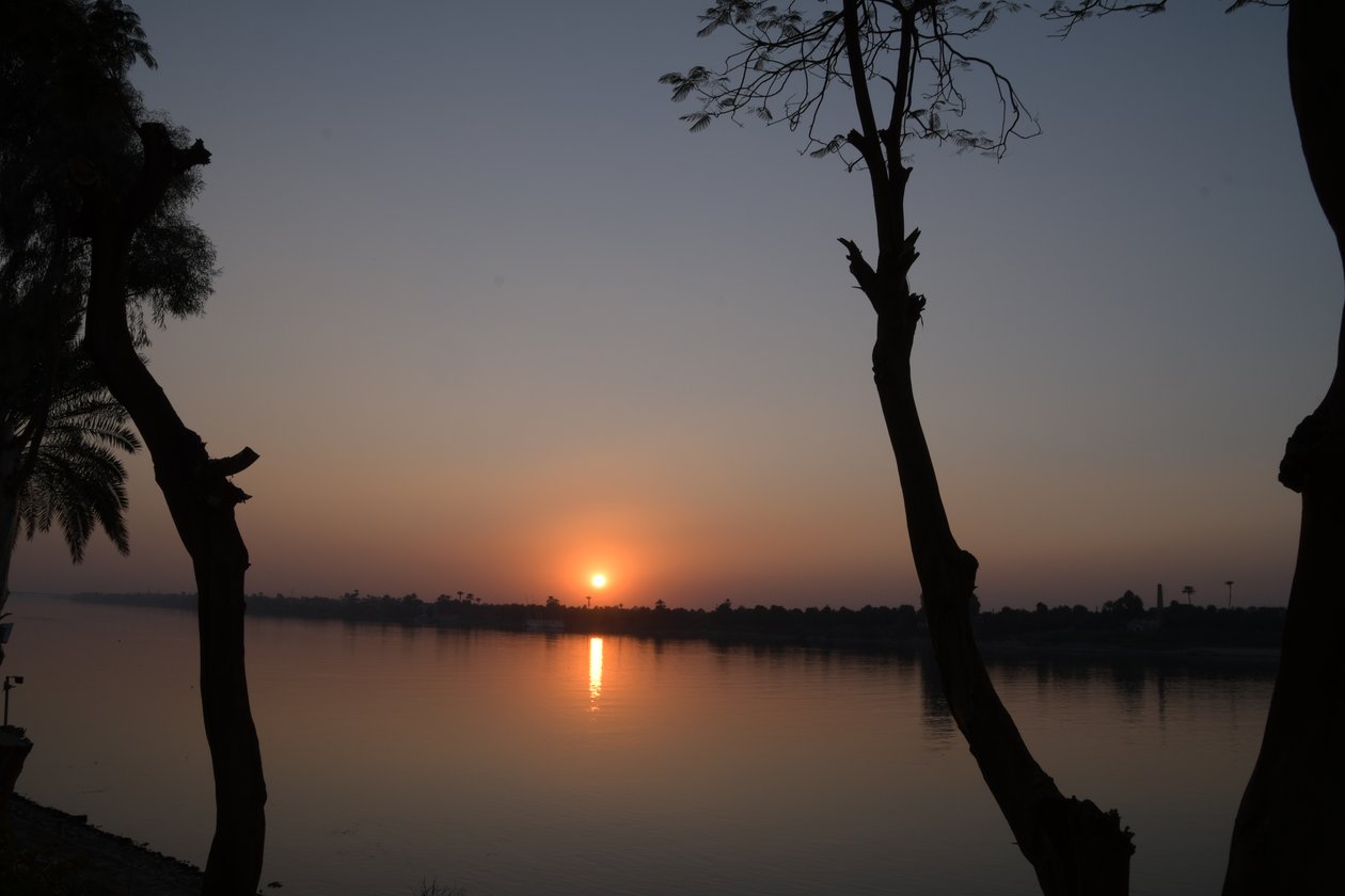 Reflets dorés du coucher de soleil sur une rivière paisible - Albert Mansour