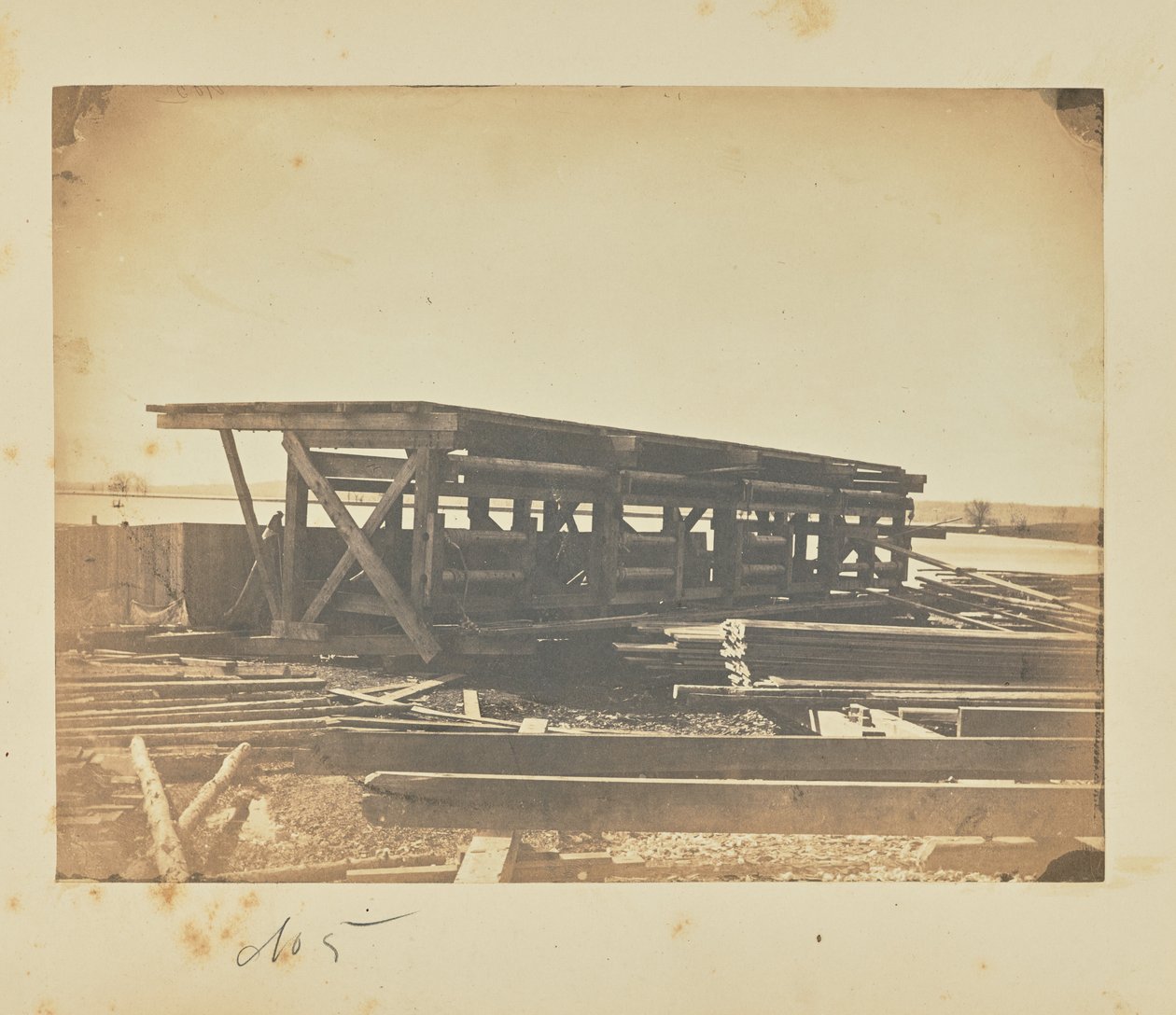 Représente la plate-forme sur laquelle les fonds des arches sont construits. - A.J. Russell
