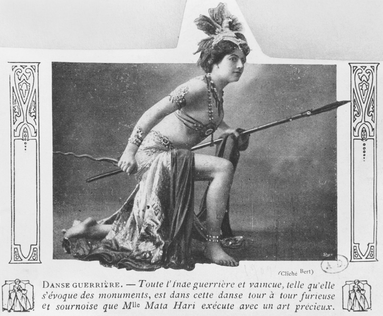 Mata Hari dans une danse de guerre, début du 20e siècle - A. Bert