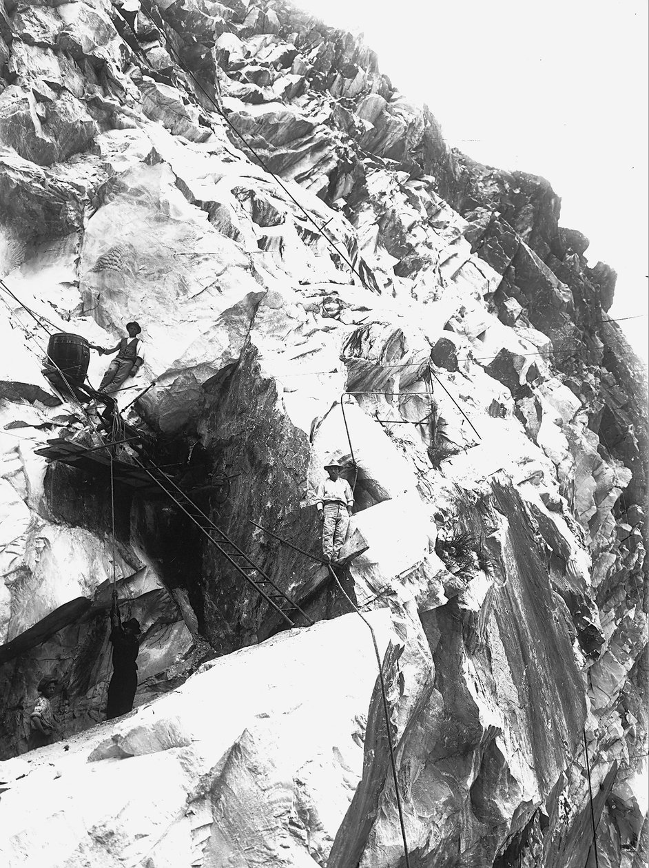 Excavatrices au travail dans une carrière de la firme "Fabbricotti" à Lorano, dans les Alpes apuanes - A. Corsini