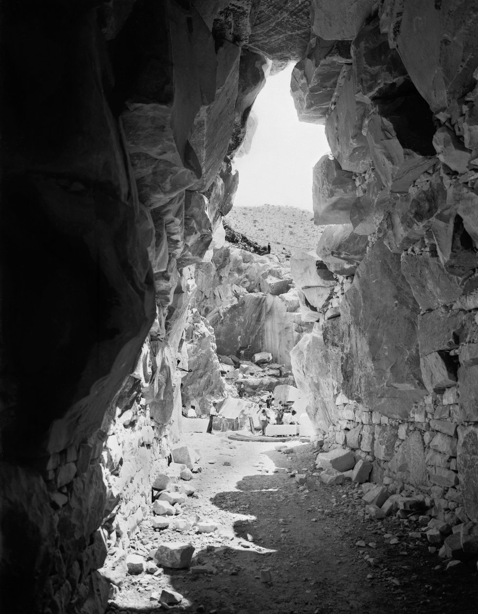 Excavateurs travaillant dans une carrière de marbre dans les Alpes Apuanes, Toscane (photo n/b) - A. Corsini