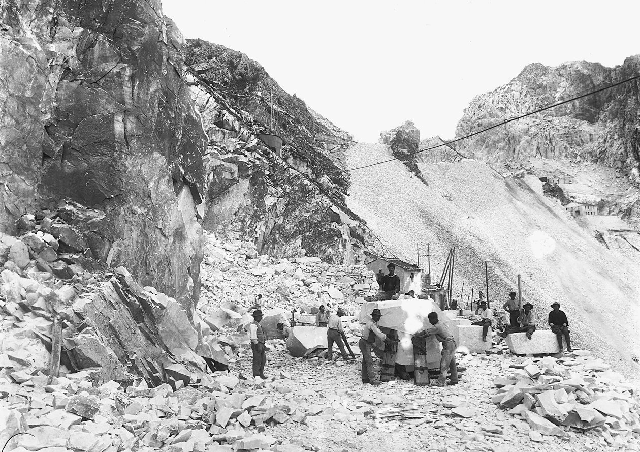 Excavateurs travaillant dans une carrière de marbre dans les Alpes Apuanes, Toscane. Certains sont assis sur des blocs de marbre déjà équarris. (photo n/b) - A. Corsini
