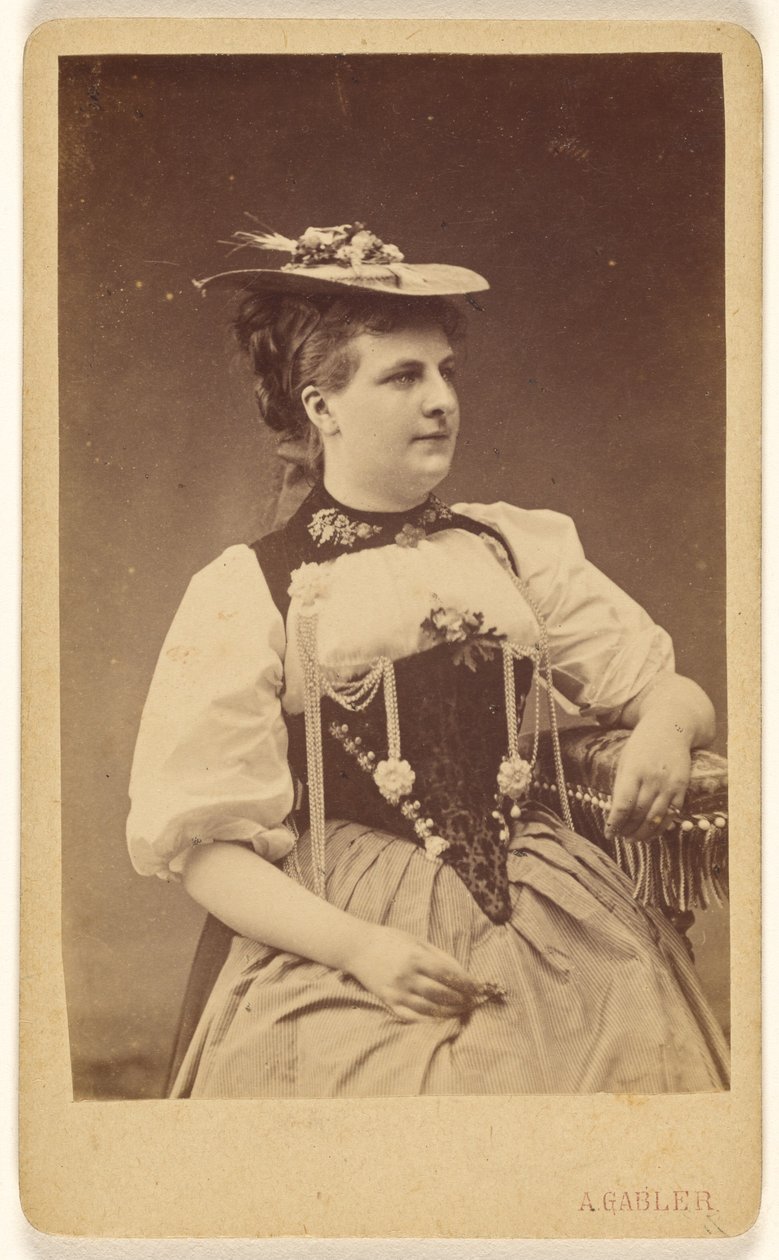 [Femme non identifiée en costume indigène avec chapeau, assise]. - A. Gabler