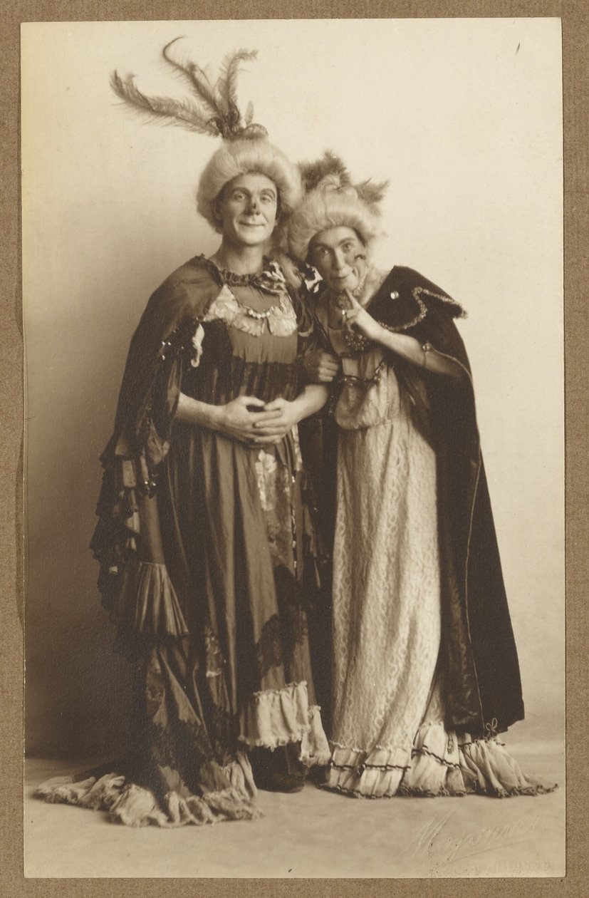 [Homme et femme en costume, portant des chapeaux à plumes] - A. Louis Mojonier