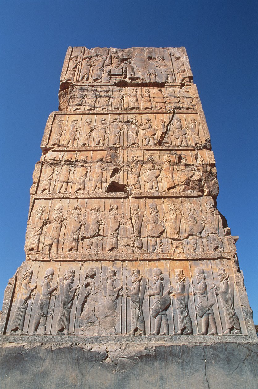 Entrée ouest de la salle des Cent Colonnes, représentant des rangées de dignitaires soutenant le roi au sommet - Achaemenid