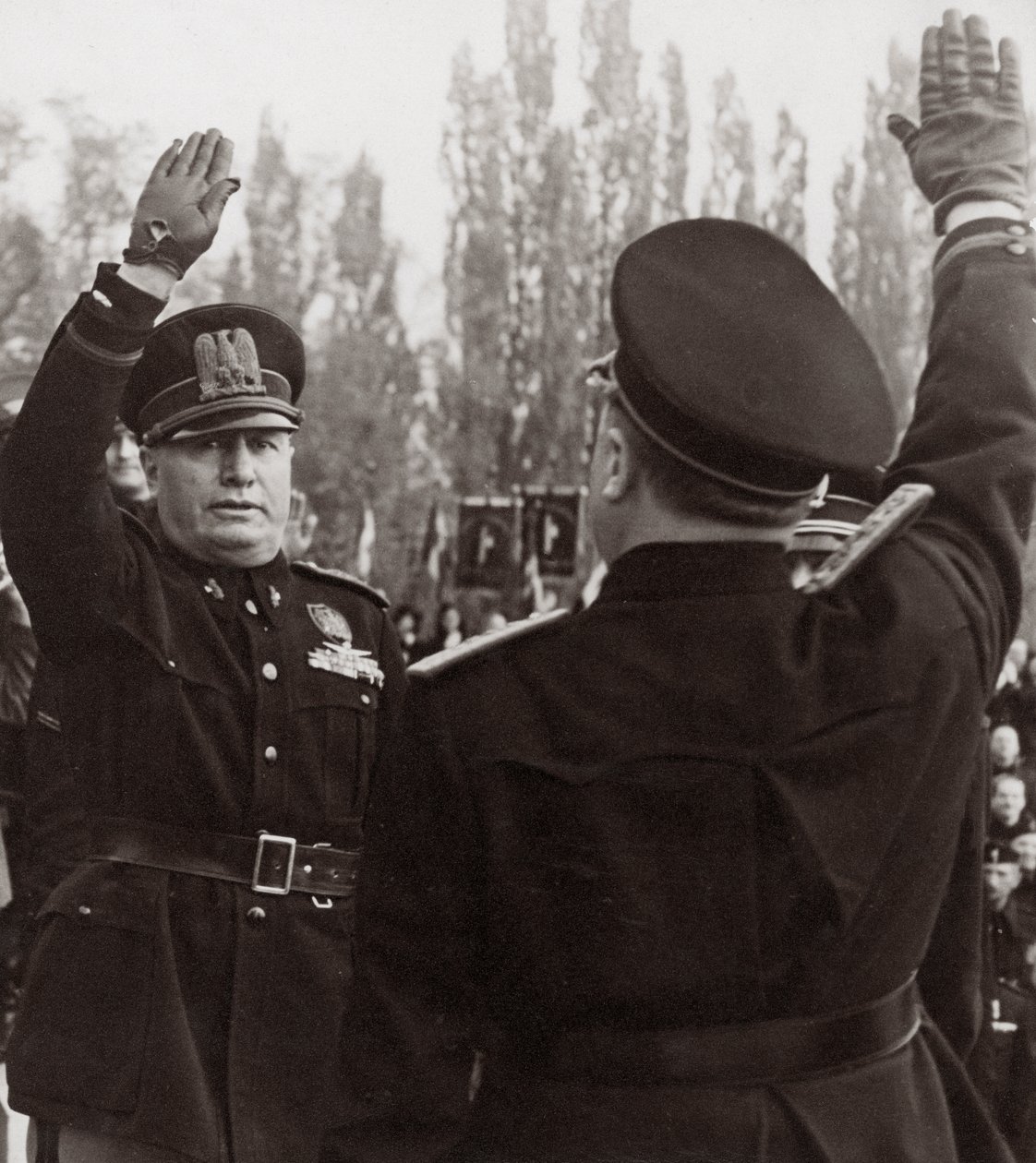Benito Mussolini honore un officier fasciste avec un salut - Achille Villani