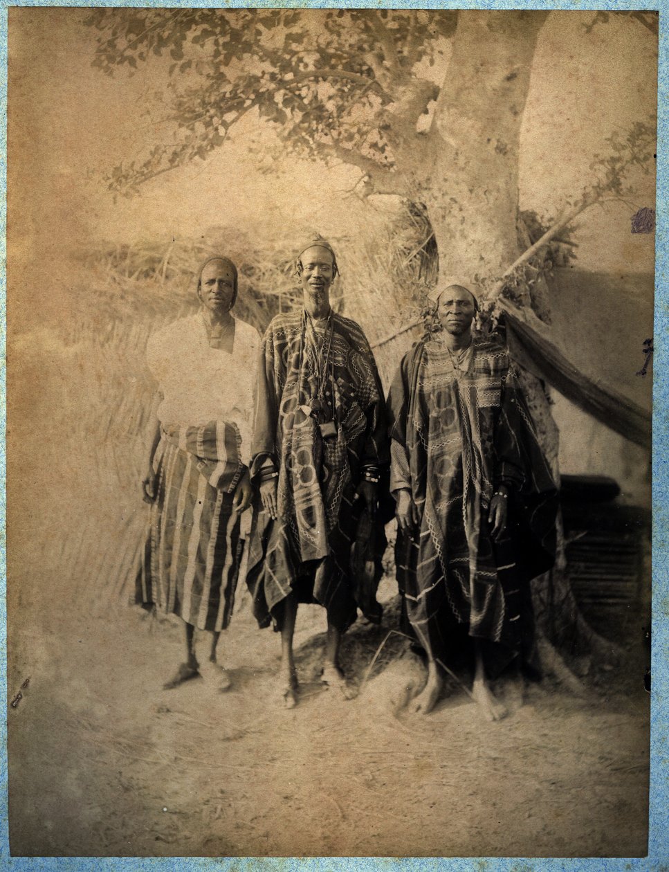 Trois hommes sénégalais en costume traditionnel (photo n/b) - African