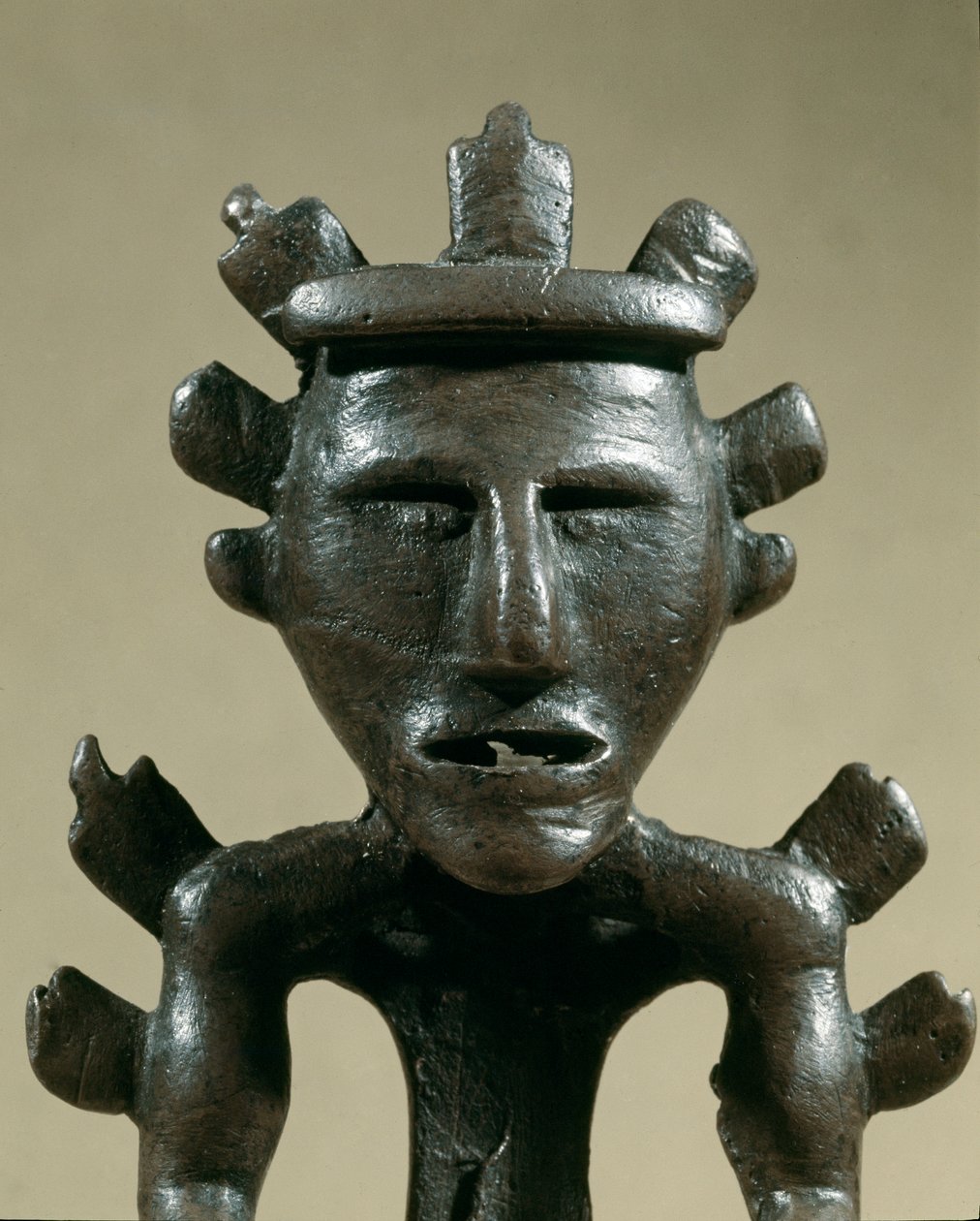 Préhistoire : figurine de guerrier en bronze du Trésor de Galic (Kostroma, Russie). 1500 av. J.-C. Âge du bronze - Age Bronze