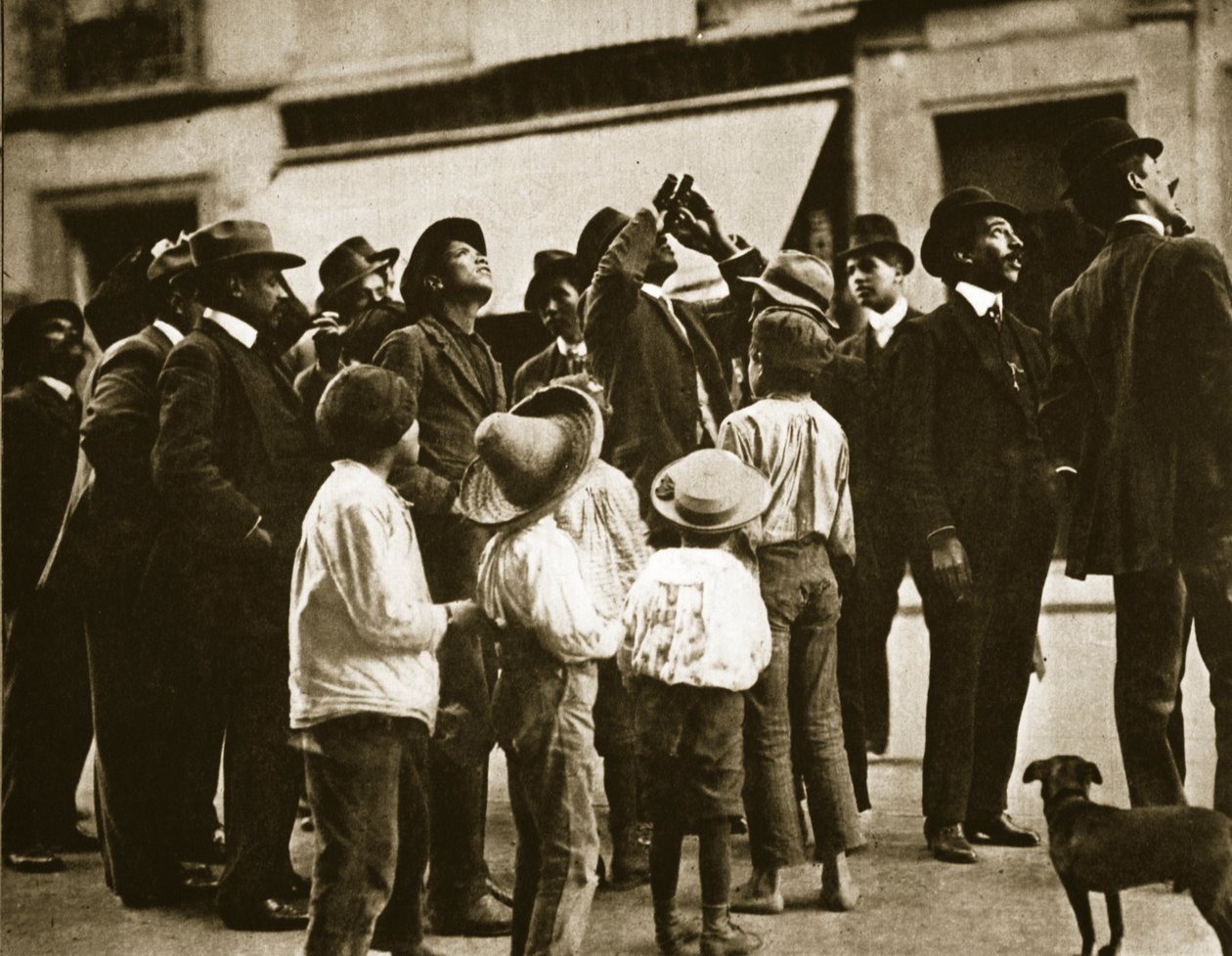 Une foule dans les rues de Mexico observant la comète de Halley, avril 1910 - Agustin Victor Casasola