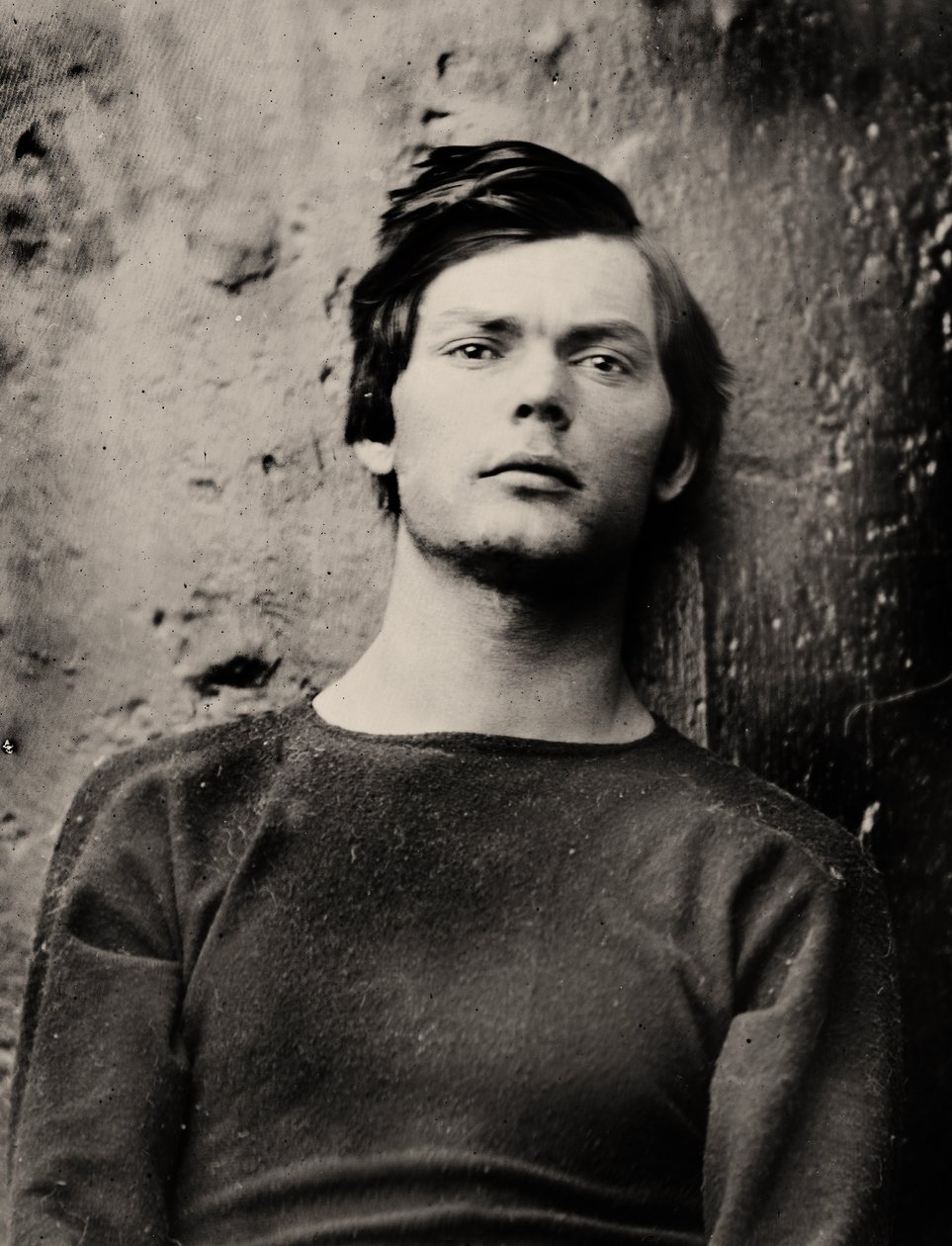 Lewis Powell avec des fers aux poignets à bord de l