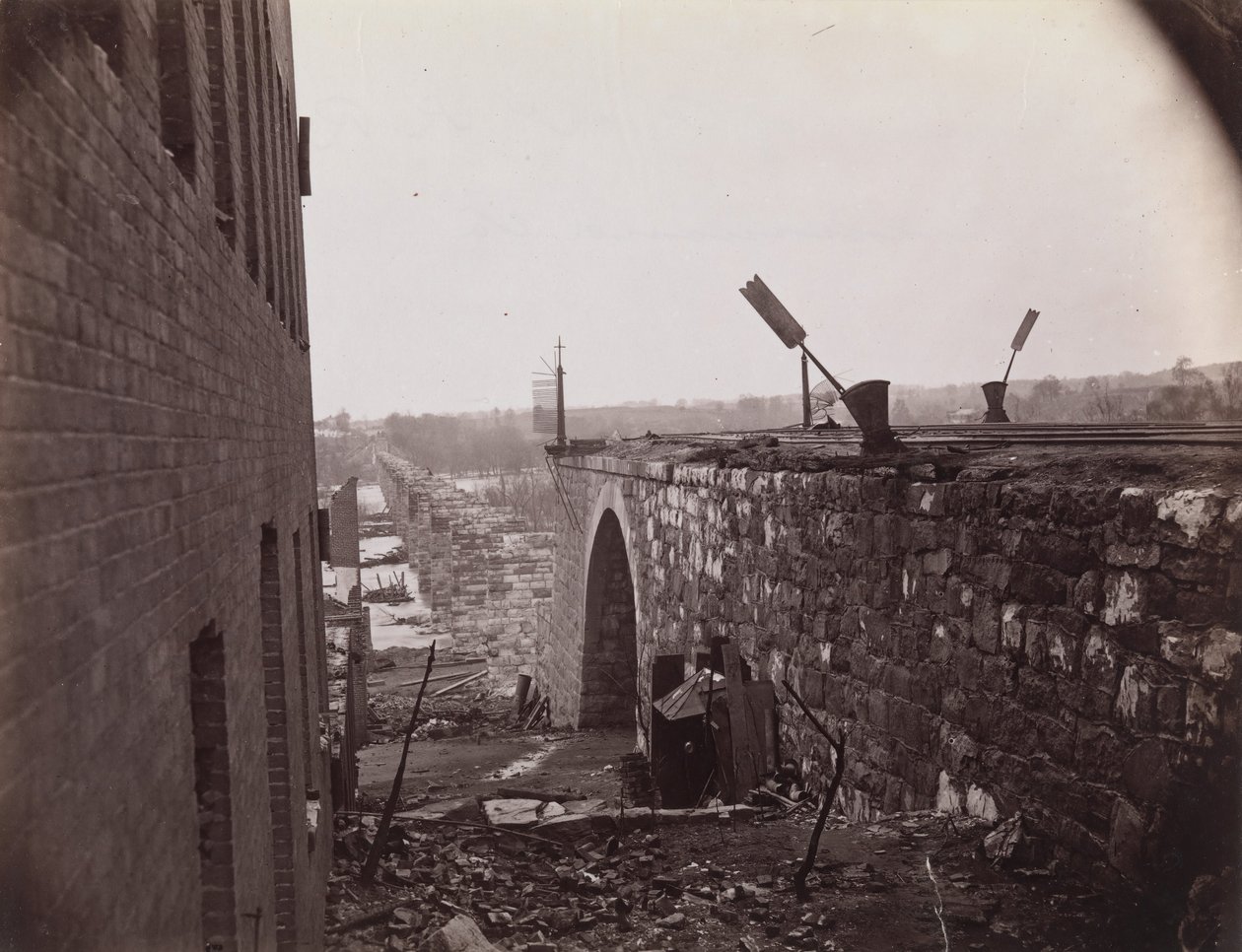 Ruines du pont ferroviaire de Richmond & Petersburg, Richmond, Virginie, vers 1865 - Alexander Gardner
