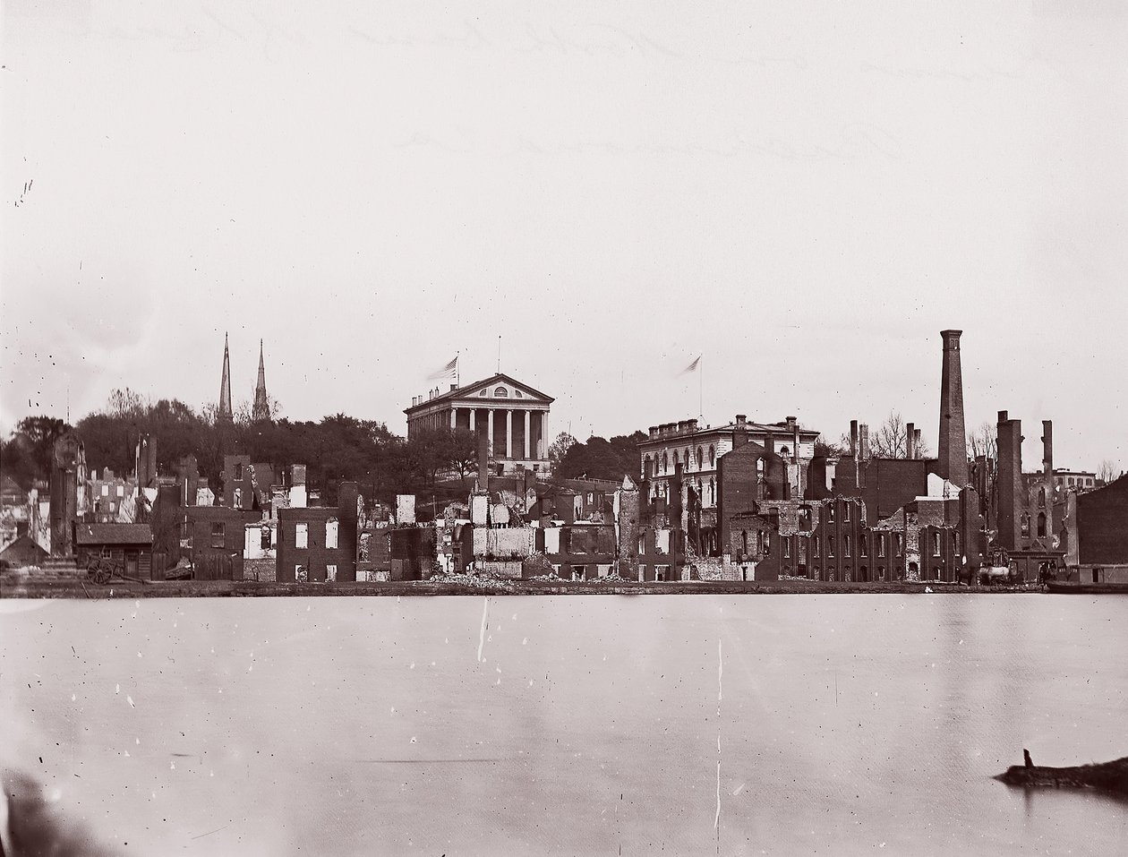 Ruines sur la rive nord du canal, Richmond, 1865 - Alexander Gardner
