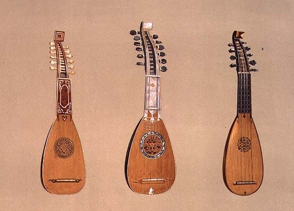 (De gauche à droite) Une pandurina de 1734 et deux mandolines milanaises de 1775 et 1739, de 